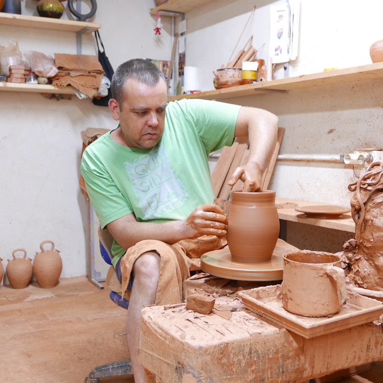 Carafe en céramique noire pour un instant apéritif au coucher de soleil, poterie artisanale - Ceramica negra decanter for an aperitif moment at sunset, handcrafted pottery.