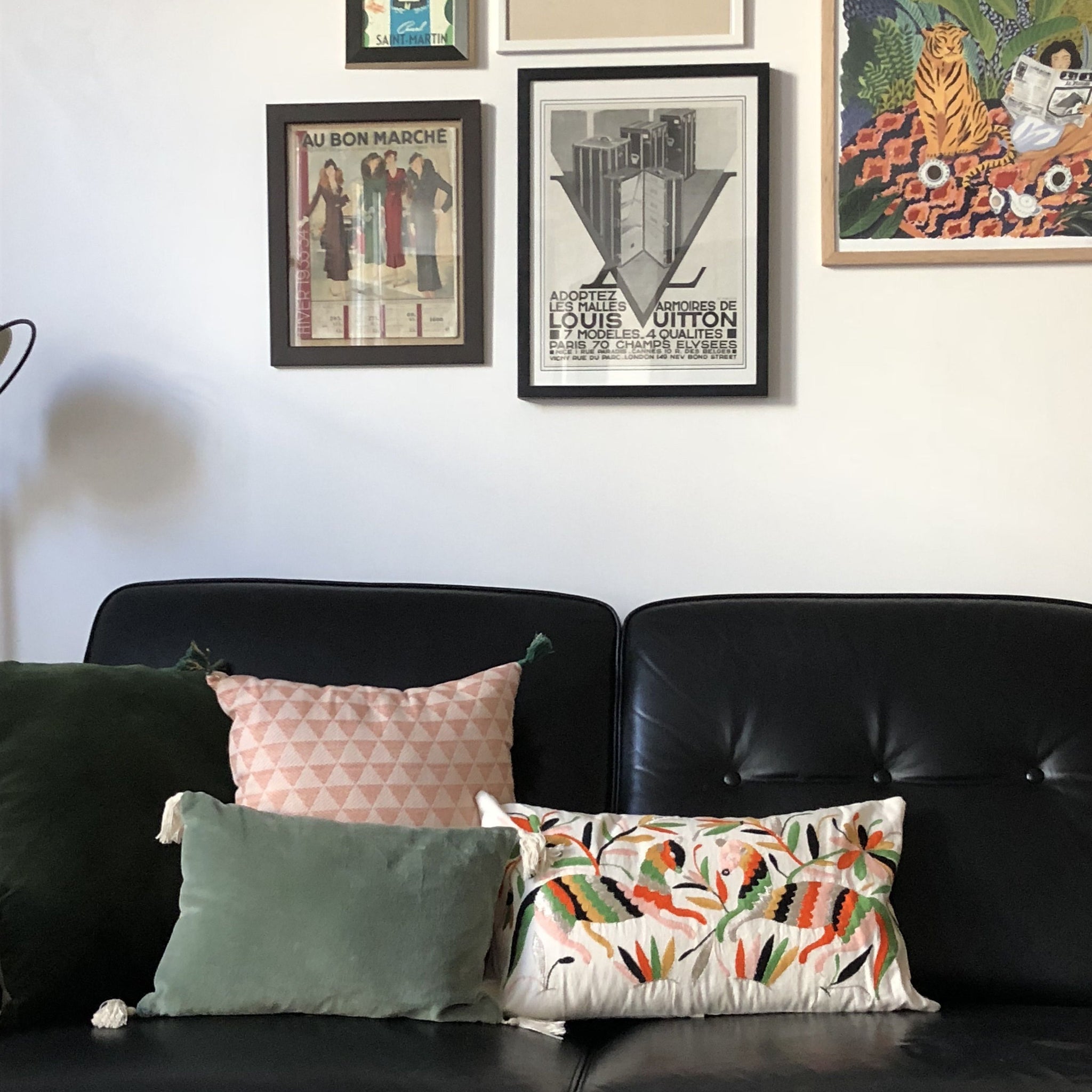 Coussin brodé en otomi en collaboration avec l'atelier folklore, posé sur un fauteuil rose Lloyd Loom et une peau de mouton. Otomi embroidered cushion in collaboration with l'atelier folklore, laying on a Lloyd Loom pink chair and a sheep skin.