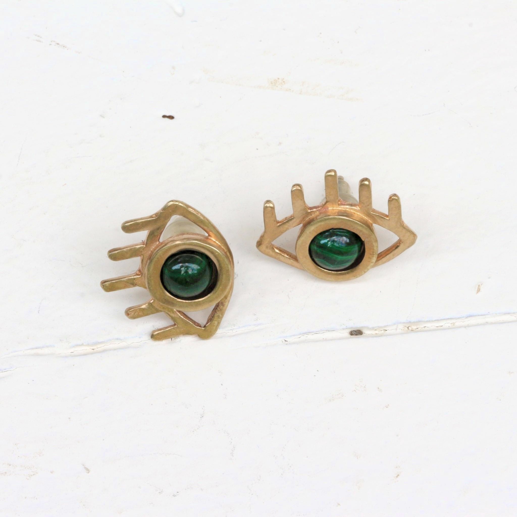 Femme aux cheveux roux ou blond vénitien portant des boucles d'oreilles oeil et pierre de malachite, fabriquées à Chicago par la créatrice THERESE KUEMPEL. Woman with ginger hair wearing eye and malachite earrings, handcrafted in Chicago by THERESE KUEMPEL.