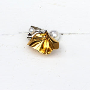 Boucle d'oreille bijou aspect métal froissé argent et or avec une perle de culture. Single handmade earring by japanese brand LAMIE, using ruffled gold and silver metal sheets.