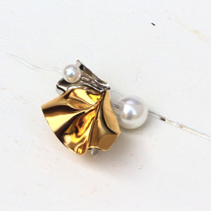 Boucle d'oreille bijou aspect métal froissé argent et or avec une perle de culture. Single handmade earring by japanese brand LAMIE, using ruffled gold and silver metal sheets.