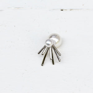 Boucle d'oreille bijou de la marque japonaise LAMIE vendue à l'unité avec des petites branches argent et des perles de culture. Single jewellery earring from japanese branc LAMIE with silver and freshwater pearls.