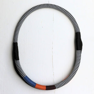 Collier inspiration africaine en corde nautique recouverte de fils multicolores réalisé en collaboration avec la marque sud-africaine Pichulik. African style necklace in nautical cords covered with multicolour threads and some beads made by Pichulik in South Africa.