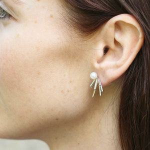 Boucle d'oreille bijou de la marque japonaise LAMIE vendue à l'unité avec des petites branches argent et des perles de culture. Single jewellery earring from japanese branc LAMIE with silver and freshwater pearls.