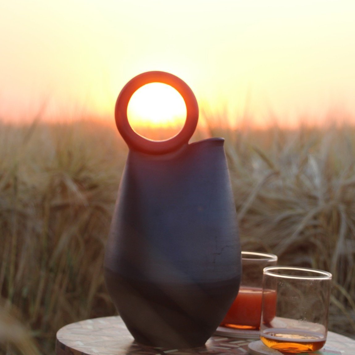 Carafe en céramique noire pour un instant apéritif au coucher de soleil, poterie artisanale - Ceramica negra decanter for an aperitif moment at sunset, handcrafted pottery.