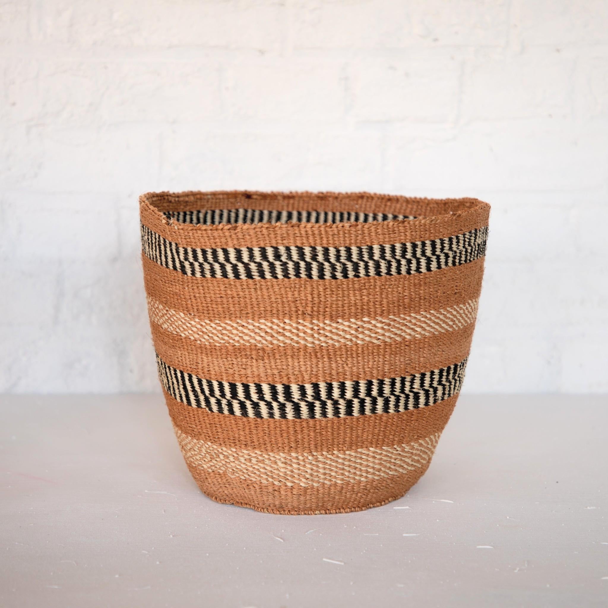 PANIERS TRADITIONNELS DU KENYA / UNIQUE FINE WEAVE KENYA TRADITIONAL BASKETS