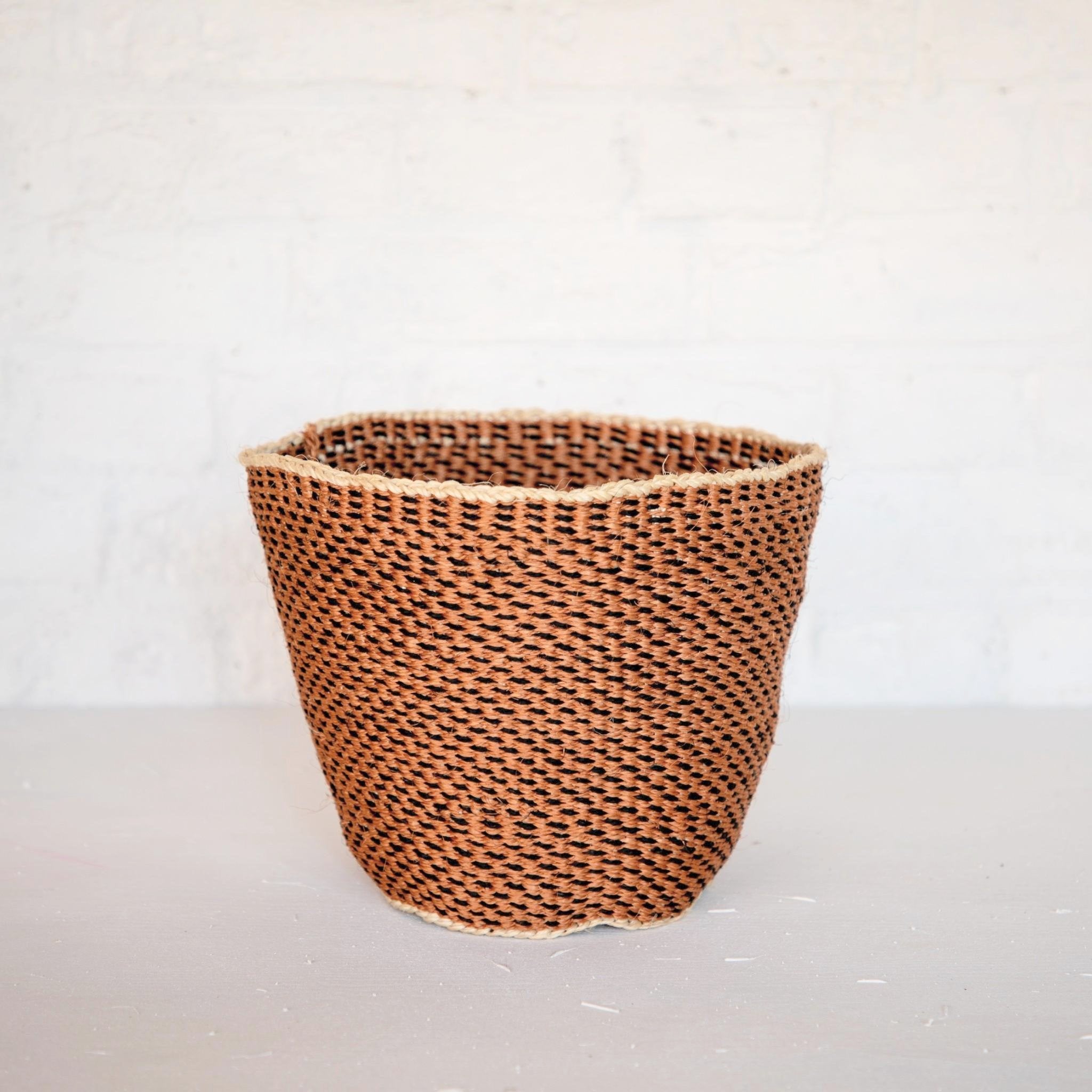 PANIERS TRADITIONNELS DU KENYA / UNIQUE FINE WEAVE KENYA TRADITIONAL BASKETS