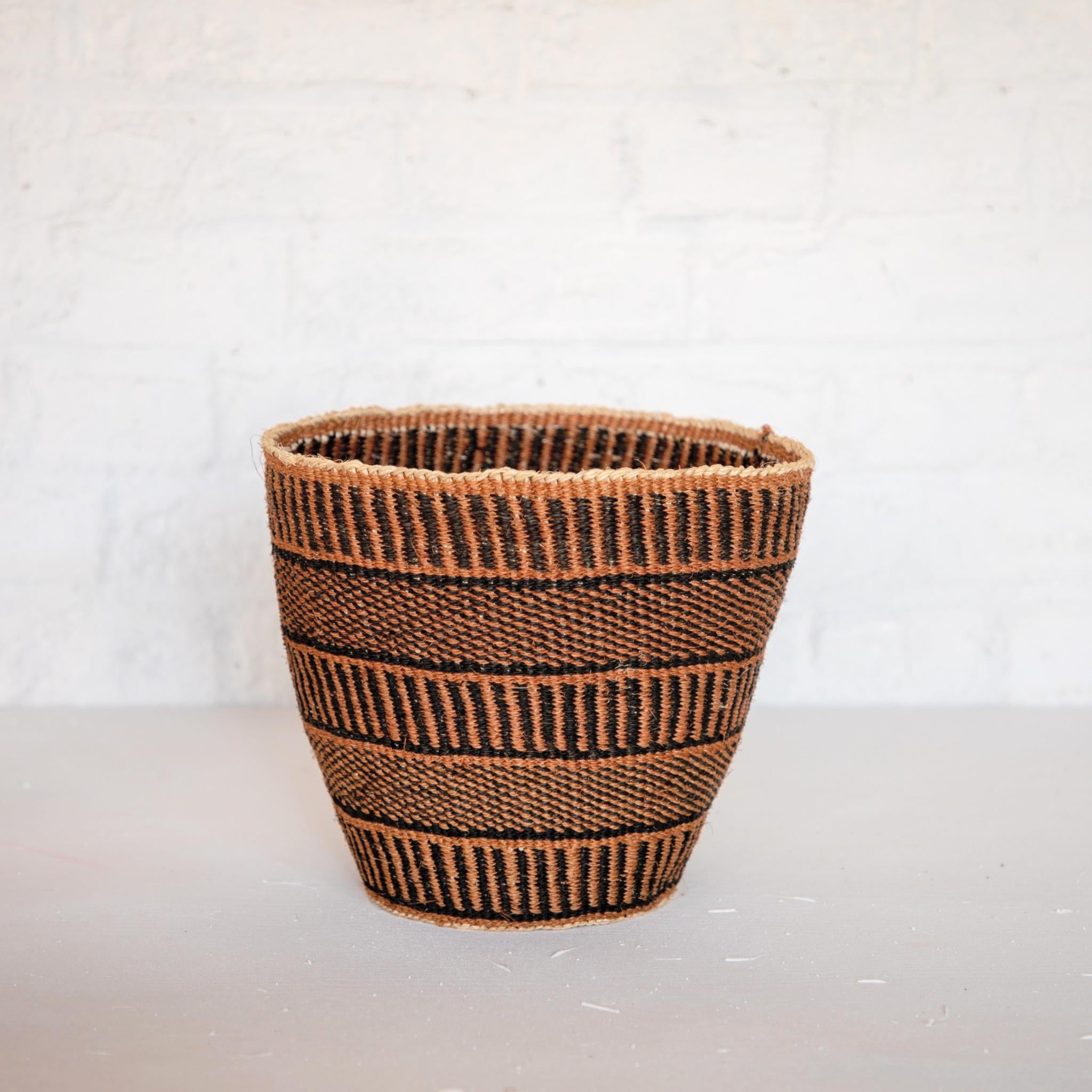 PANIERS TRADITIONNELS DU KENYA / UNIQUE FINE WEAVE KENYA TRADITIONAL BASKETS