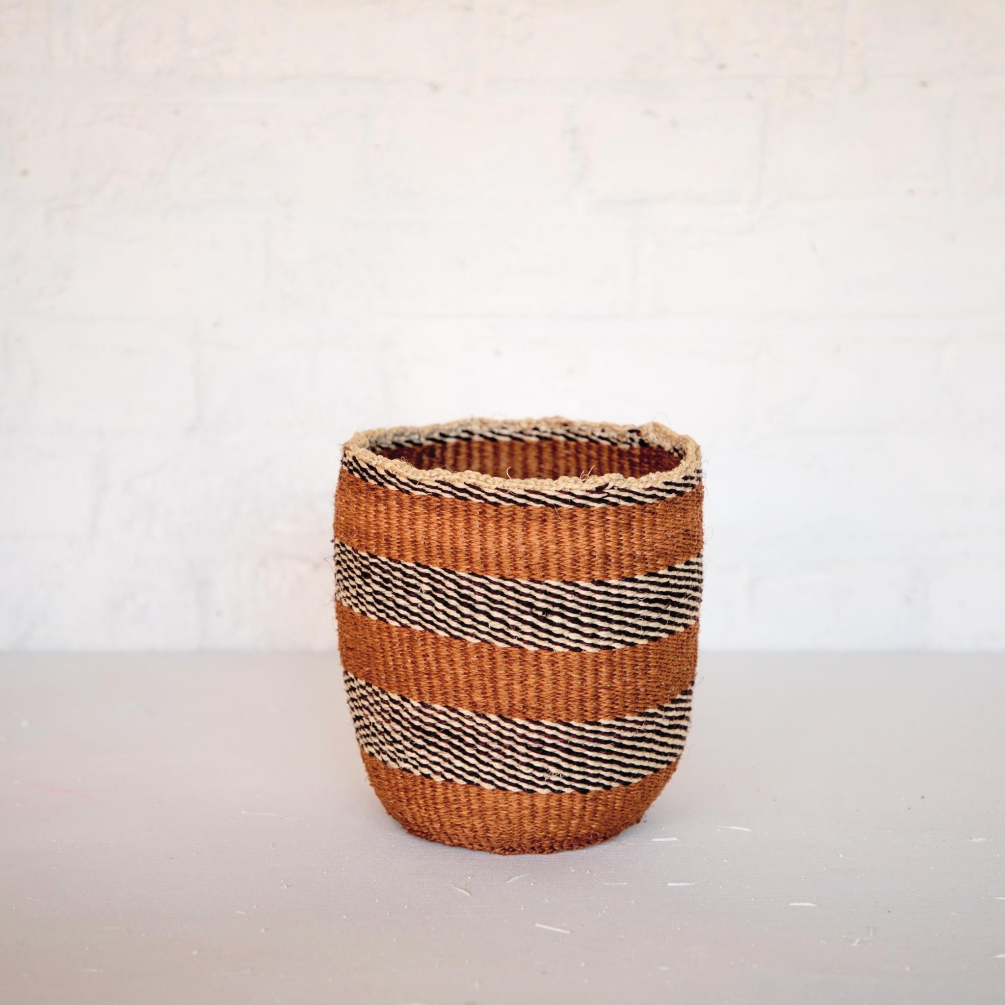 PANIERS TRADITIONNELS DU KENYA / UNIQUE FINE WEAVE KENYA TRADITIONAL BASKETS