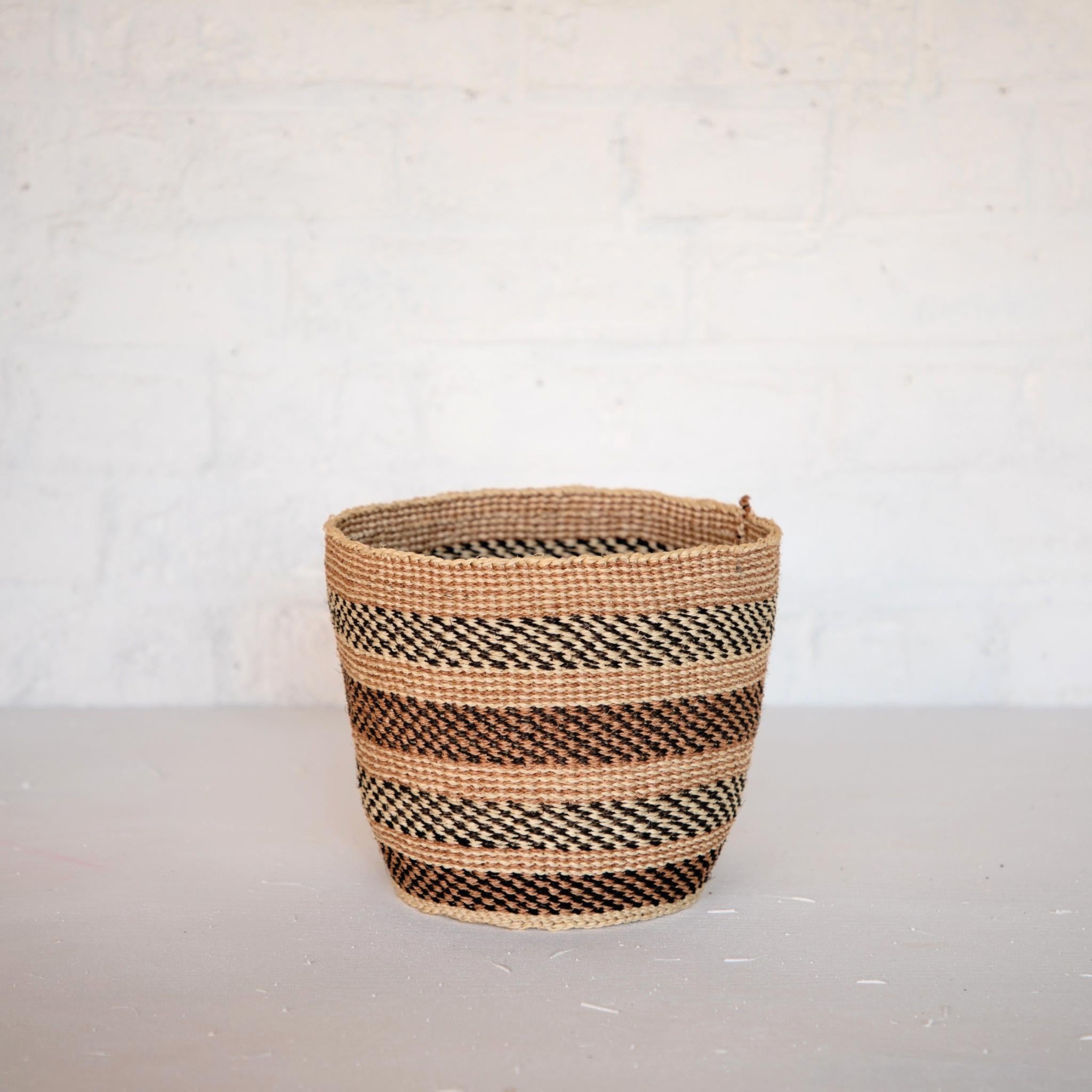 PANIERS TRADITIONNELS DU KENYA / UNIQUE FINE WEAVE KENYA TRADITIONAL BASKETS