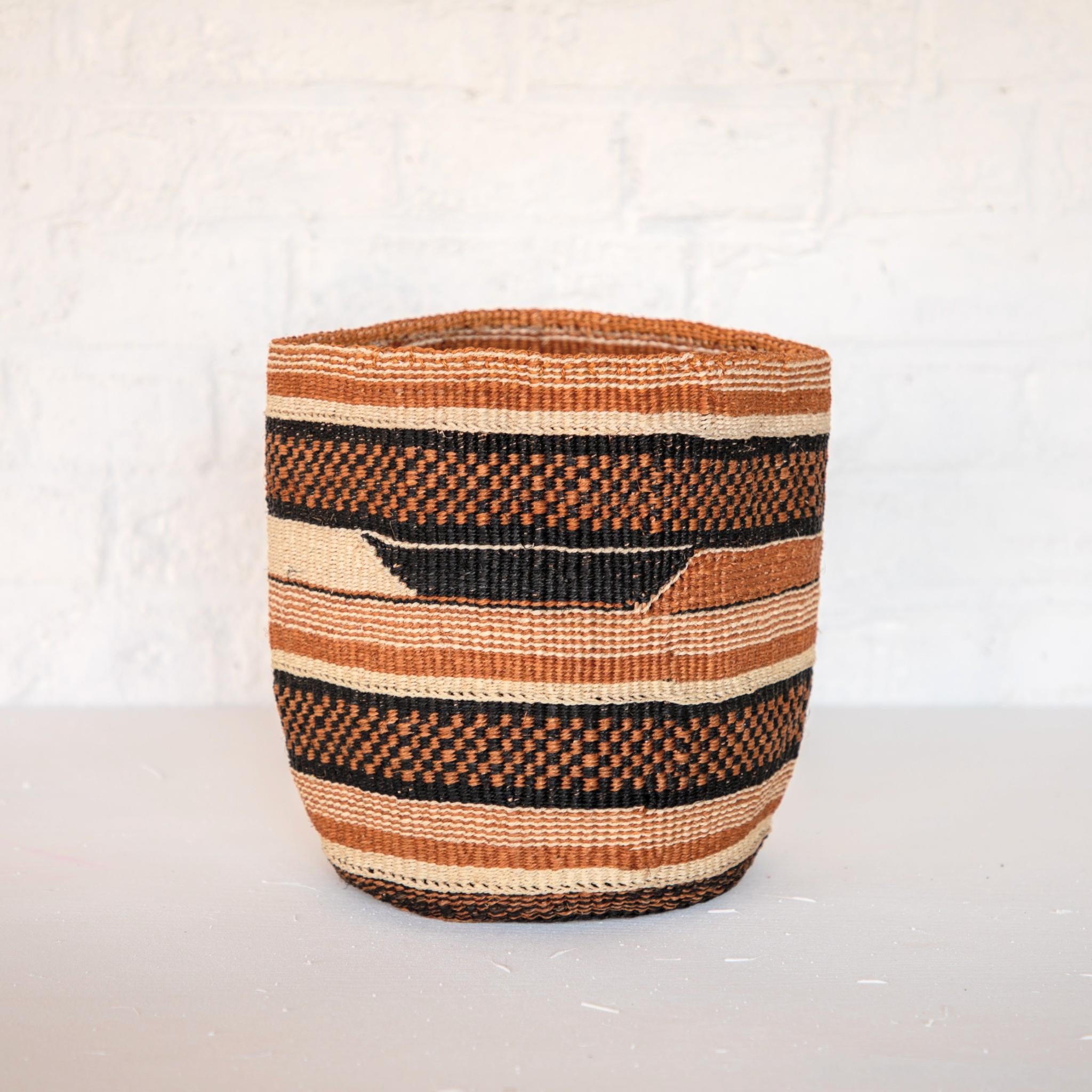 PANIER SISAL MOTIFS GEOMETRIQUES / FINE WEAVE SISAL BASKET WITH GEOMETRIC PATTERN