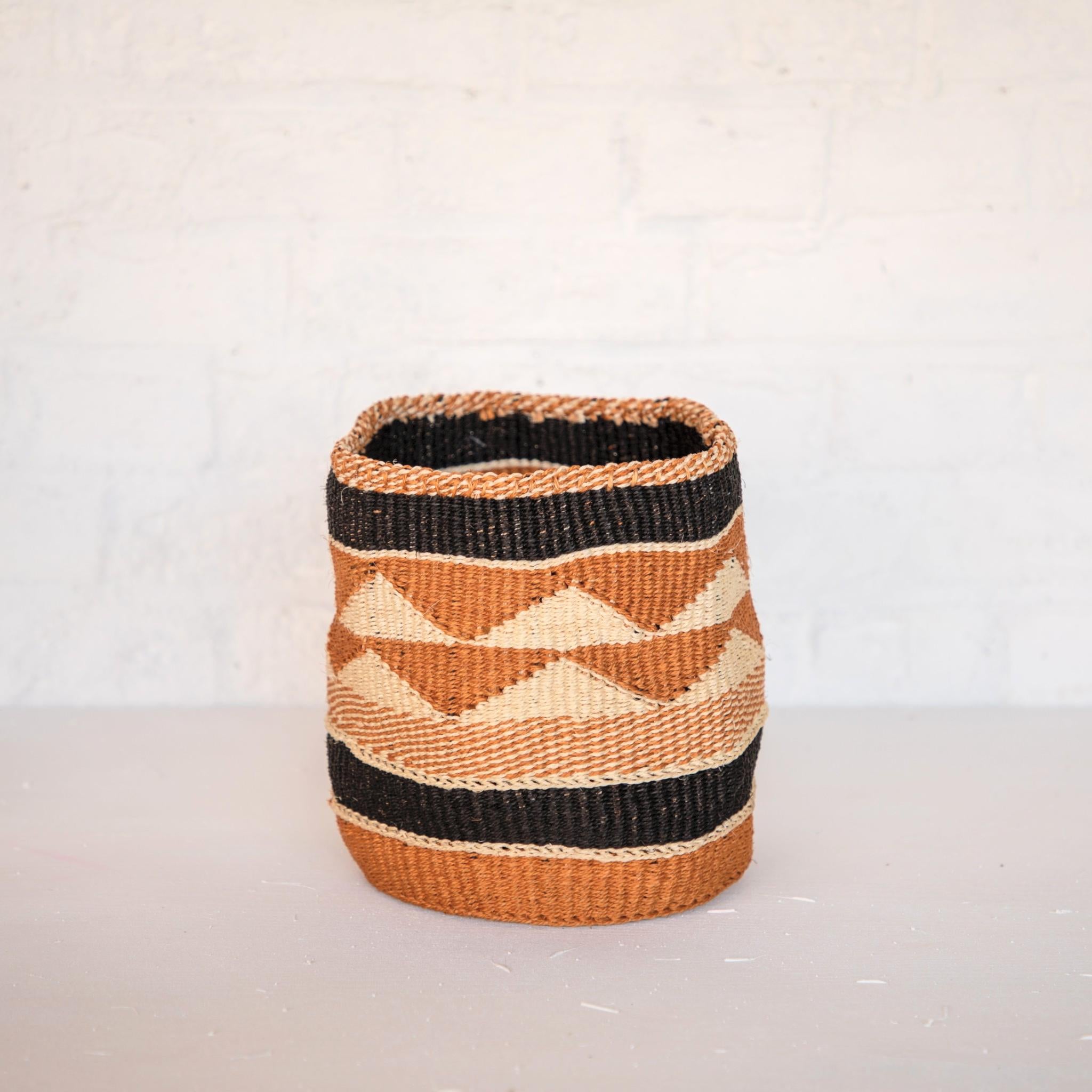 PANIER SISAL MOTIFS GEOMETRIQUES / FINE WEAVE SISAL BASKET WITH GEOMETRIC PATTERN