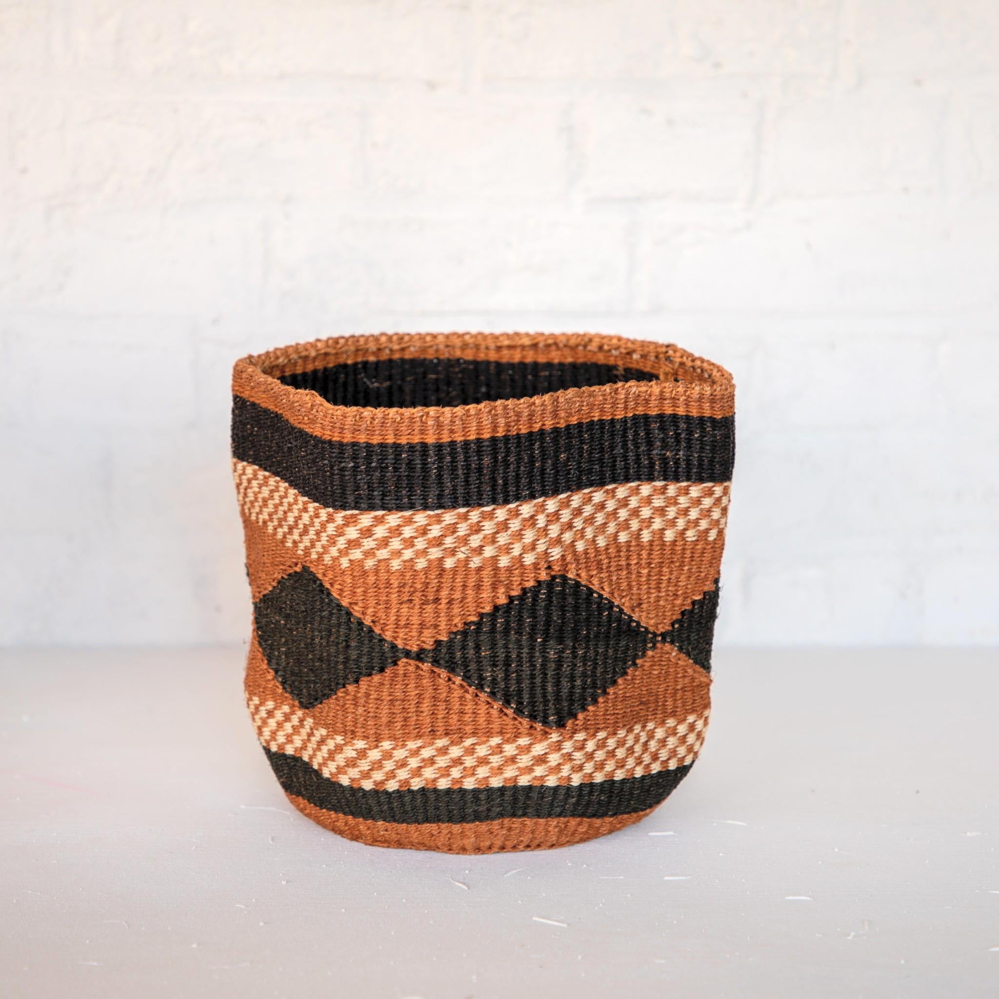 PANIER SISAL MOTIFS GEOMETRIQUES / FINE WEAVE SISAL BASKET WITH GEOMETRIC PATTERN