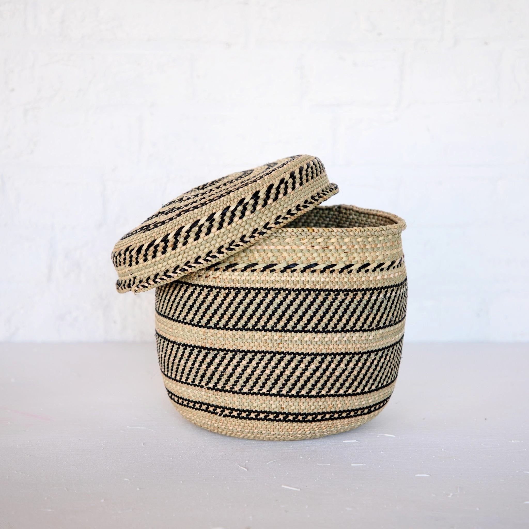 PANIERS DE RANGEMENT EN MILULU AVEC COUVERCLE / MILULU GRASS LIDDED STORAGE BASKETS
