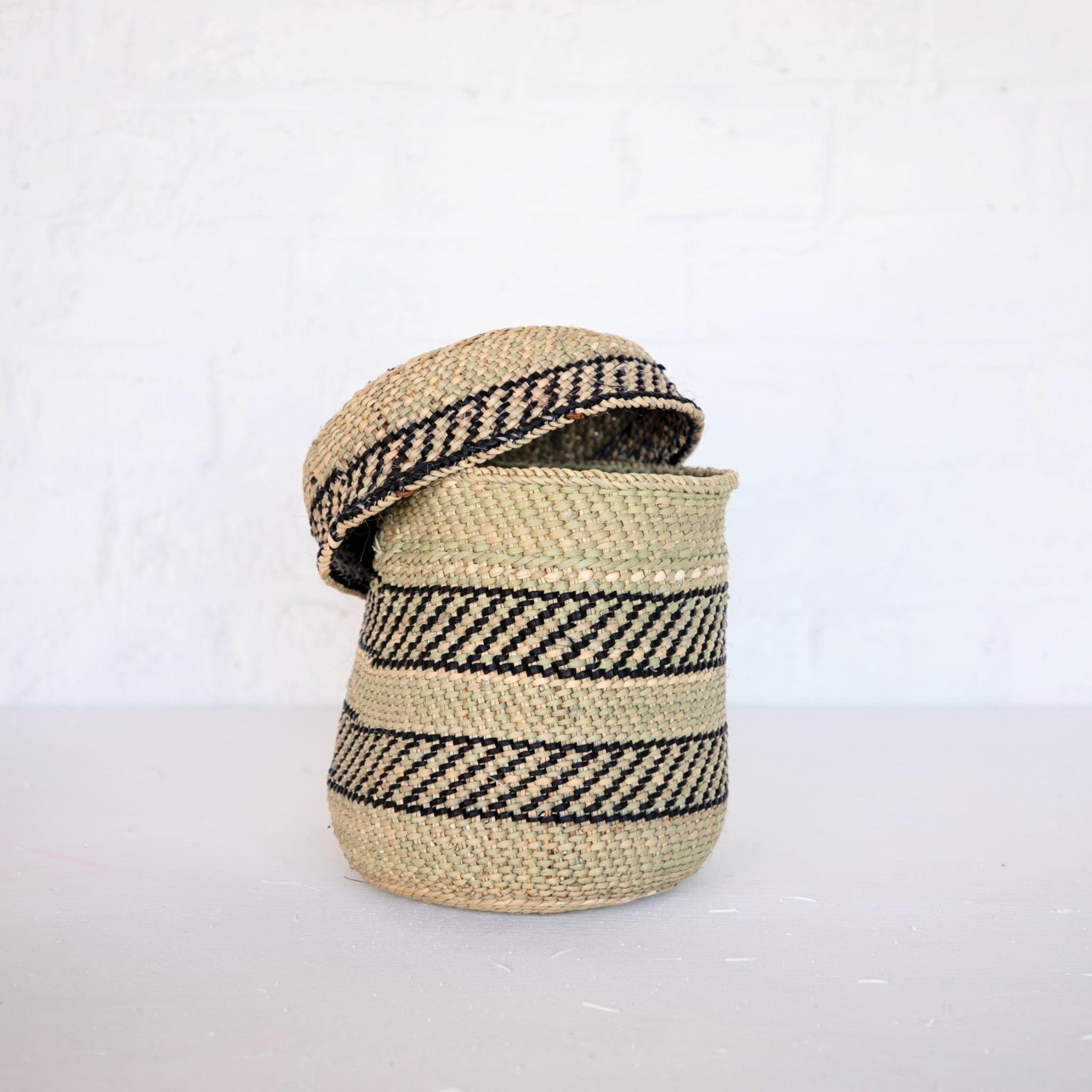 PANIERS DE RANGEMENT EN MILULU AVEC COUVERCLE / MILULU GRASS LIDDED STORAGE BASKETS