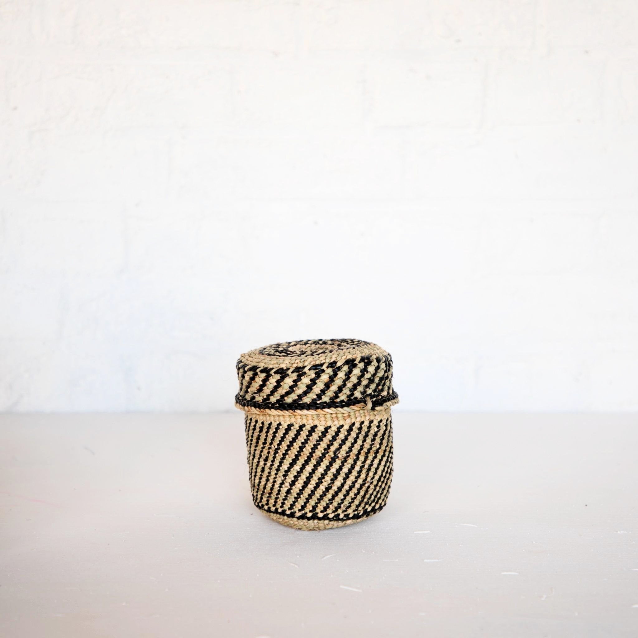 PANIERS DE RANGEMENT EN MILULU AVEC COUVERCLE / MILULU GRASS LIDDED STORAGE BASKETS