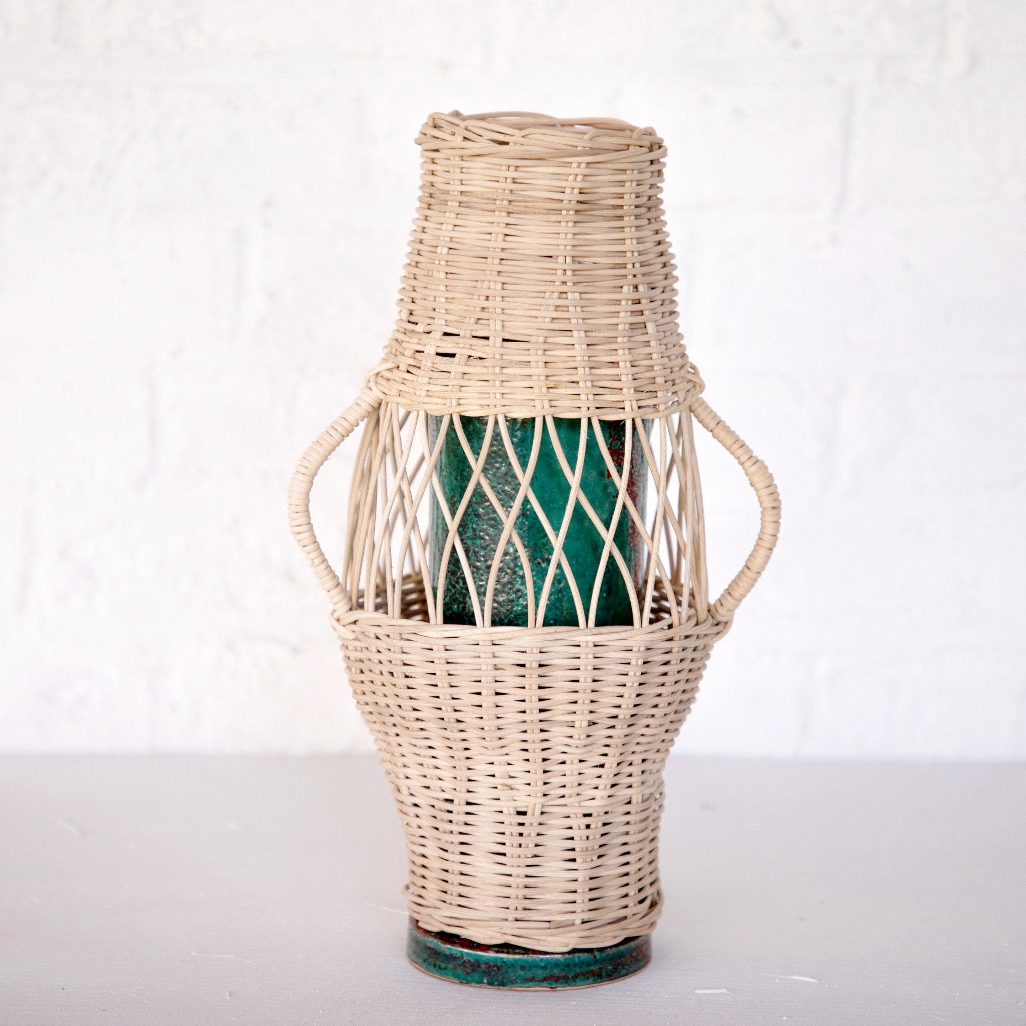 VASE EN TERRE CUITE ET ROTIN / TERRACOTTA AND BRAIDED RATTAN VASE