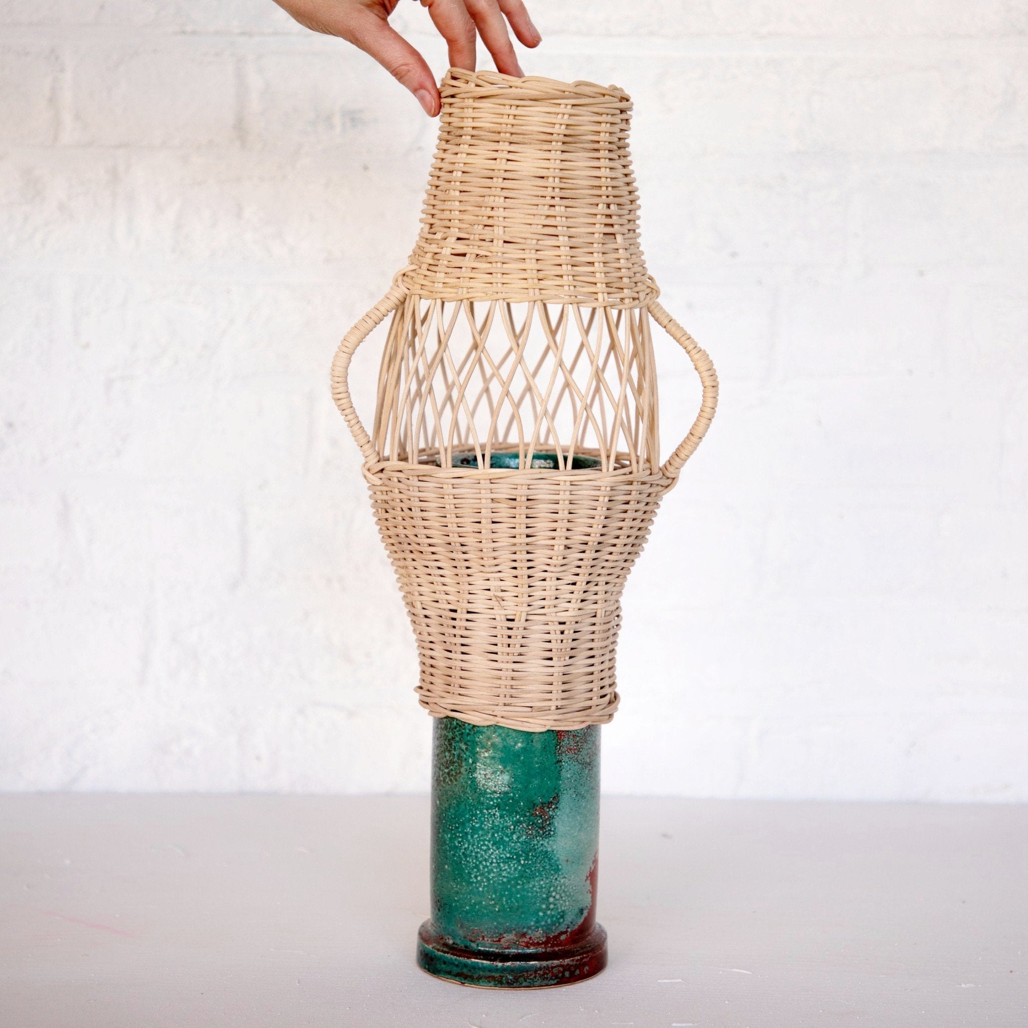 VASE EN TERRE CUITE ET ROTIN / TERRACOTTA AND BRAIDED RATTAN VASE