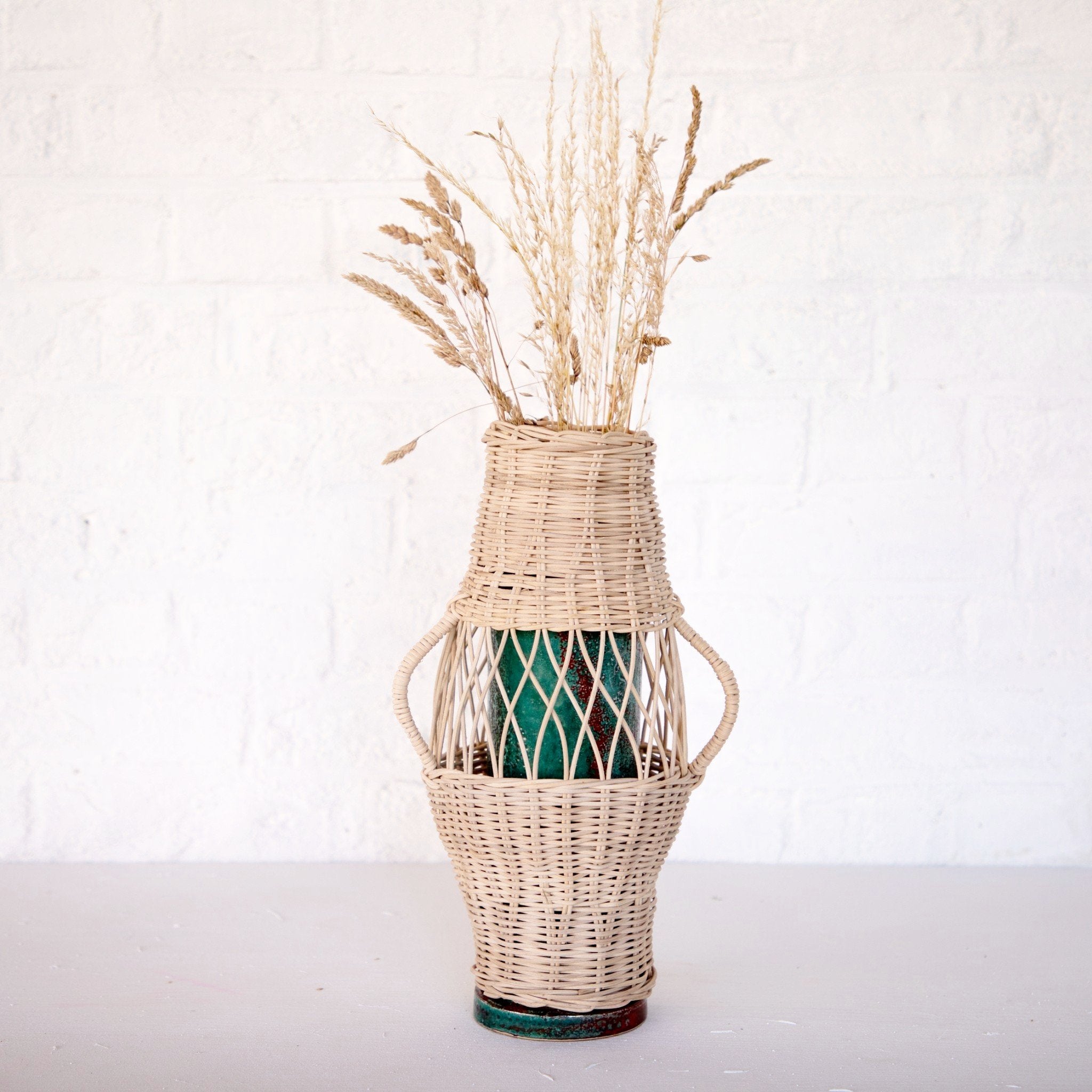 VASE EN TERRE CUITE ET ROTIN / TERRACOTTA AND BRAIDED RATTAN VASE