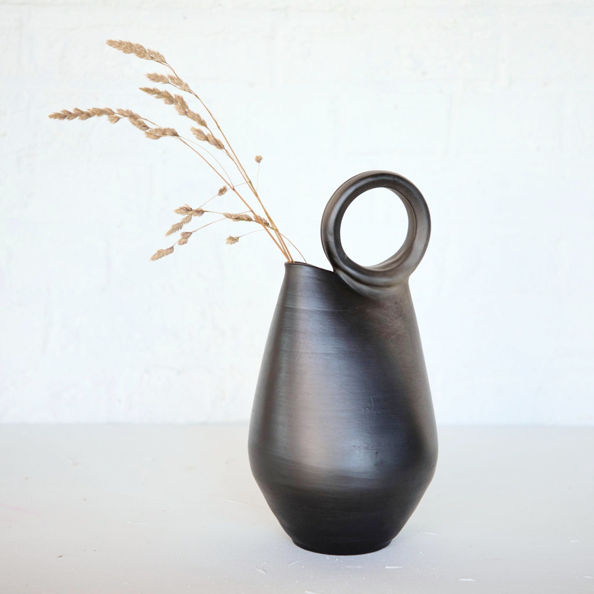 Carafe en céramique noire pour un instant apéritif au coucher de soleil, poterie artisanale - Ceramica negra decanter for an aperitif moment at sunset, handcrafted pottery.