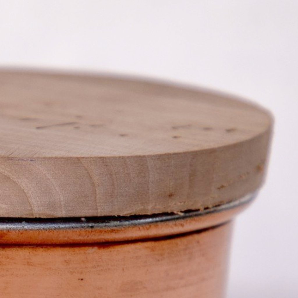 Trois bougies DATCHA en cuivre et à la fleur d'oranger avec couvercle en bois, fabriquées artisanalement au Maroc. Three orange blossom fragrance copper candles with wood lid, handmade in Morocco.