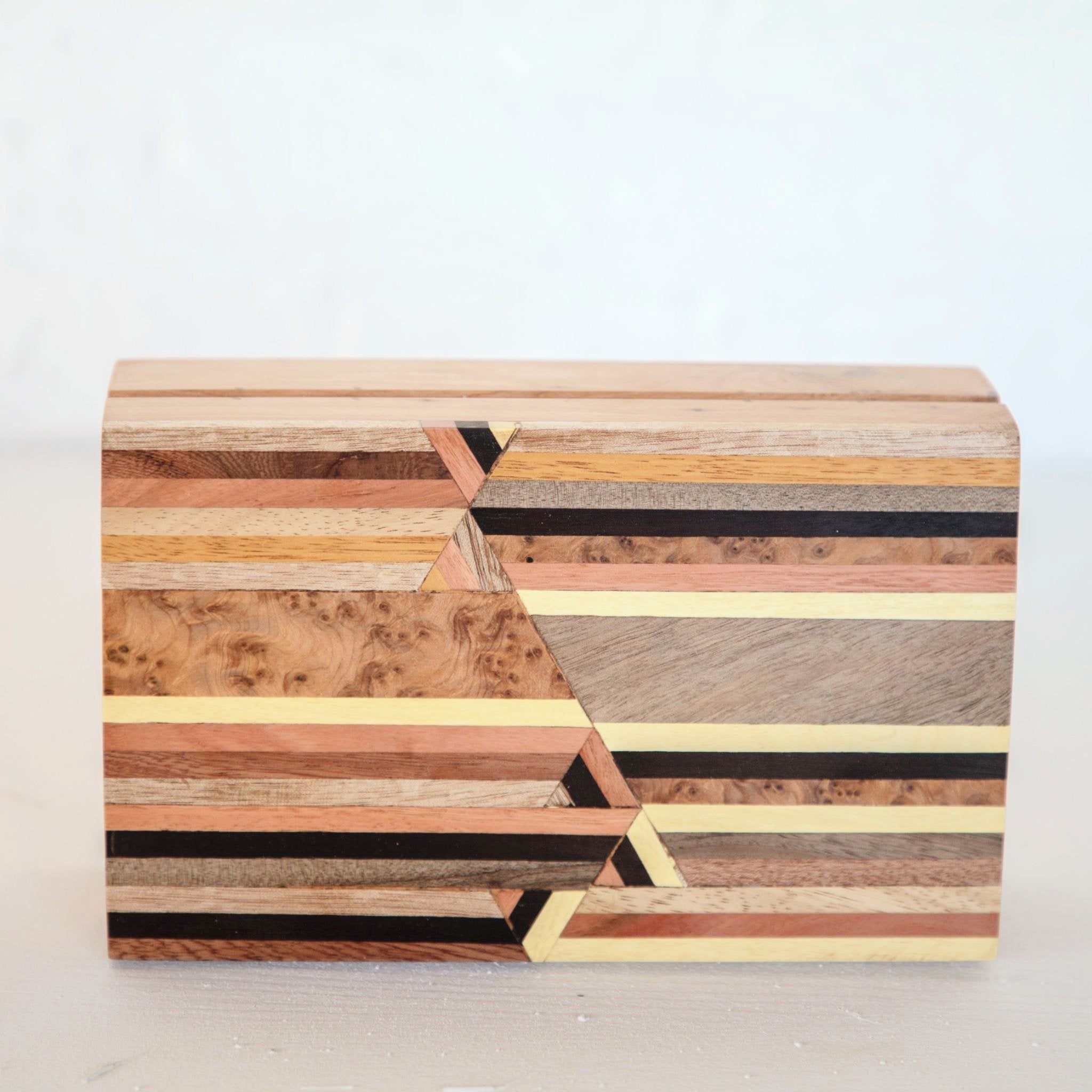 Boîte en marqueterie de bois fabriquée au Maroc, design original avec des motifs géométriques. Peut servir de boîte à bijoux ou boîte à cigares. Vue du dessus. Wooden marquetry box made in Morocco, original modern design, can be used as jewellery or cigar box.