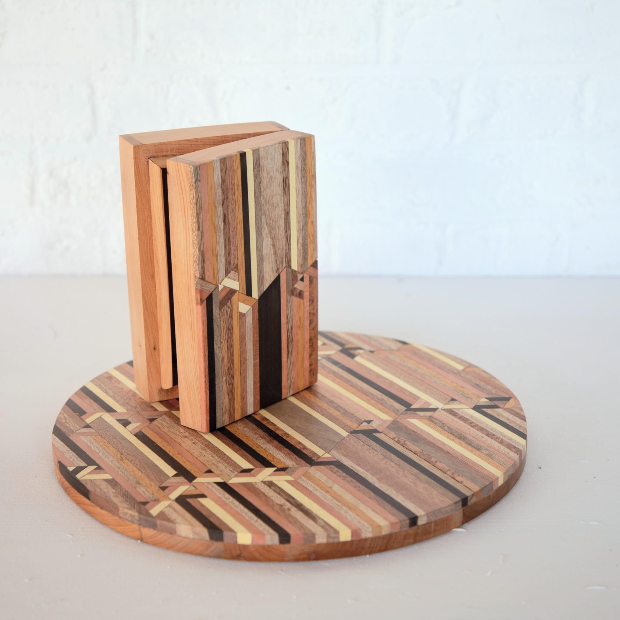 Boîte en marqueterie de bois fabriquée au Maroc, design original avec des motifs géométriques. Peut servir de boîte à bijoux ou boîte à cigares. Vue du dessus. Wooden marquetry box made in Morocco, original modern design, can be used as jewellery or cigar box.