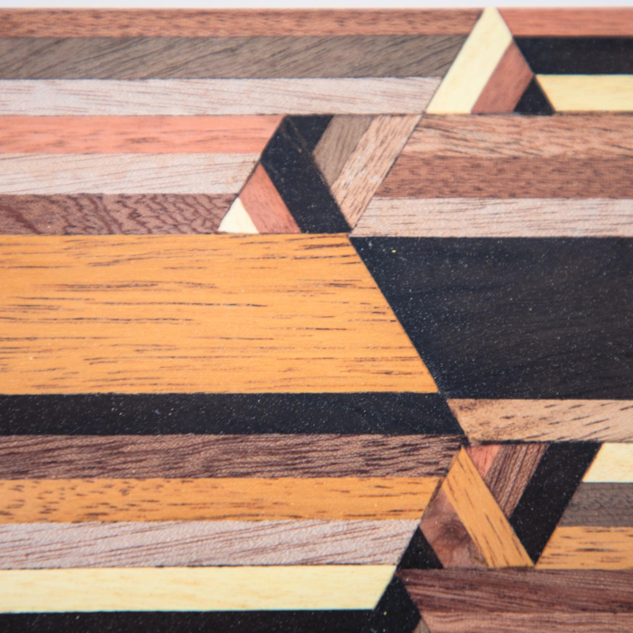 Boîte en marqueterie de bois fabriquée au Maroc, design original avec des motifs géométriques. Peut servir de boîte à bijoux ou boîte à cigares. Vue du dessus. Wooden marquetry box made in Morocco, original modern design, can be used as jewellery or cigar box.