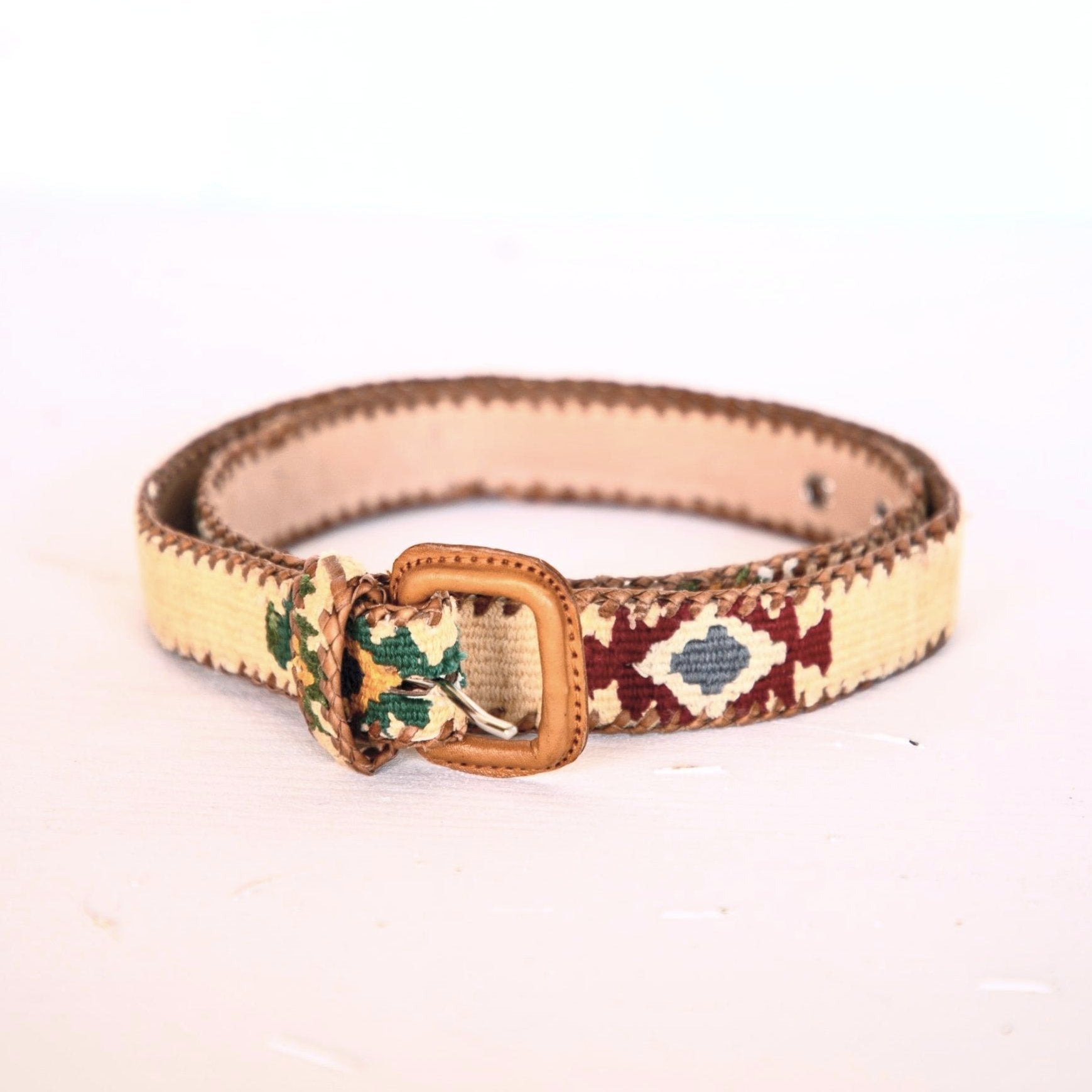 Femme portant une ceinture du Guatemala en cuir avec dessin azteque beige sur une combinaison beige - Woman wearing a beige aztec pattern Guatemala leather belt worn over a beige jumpsuit