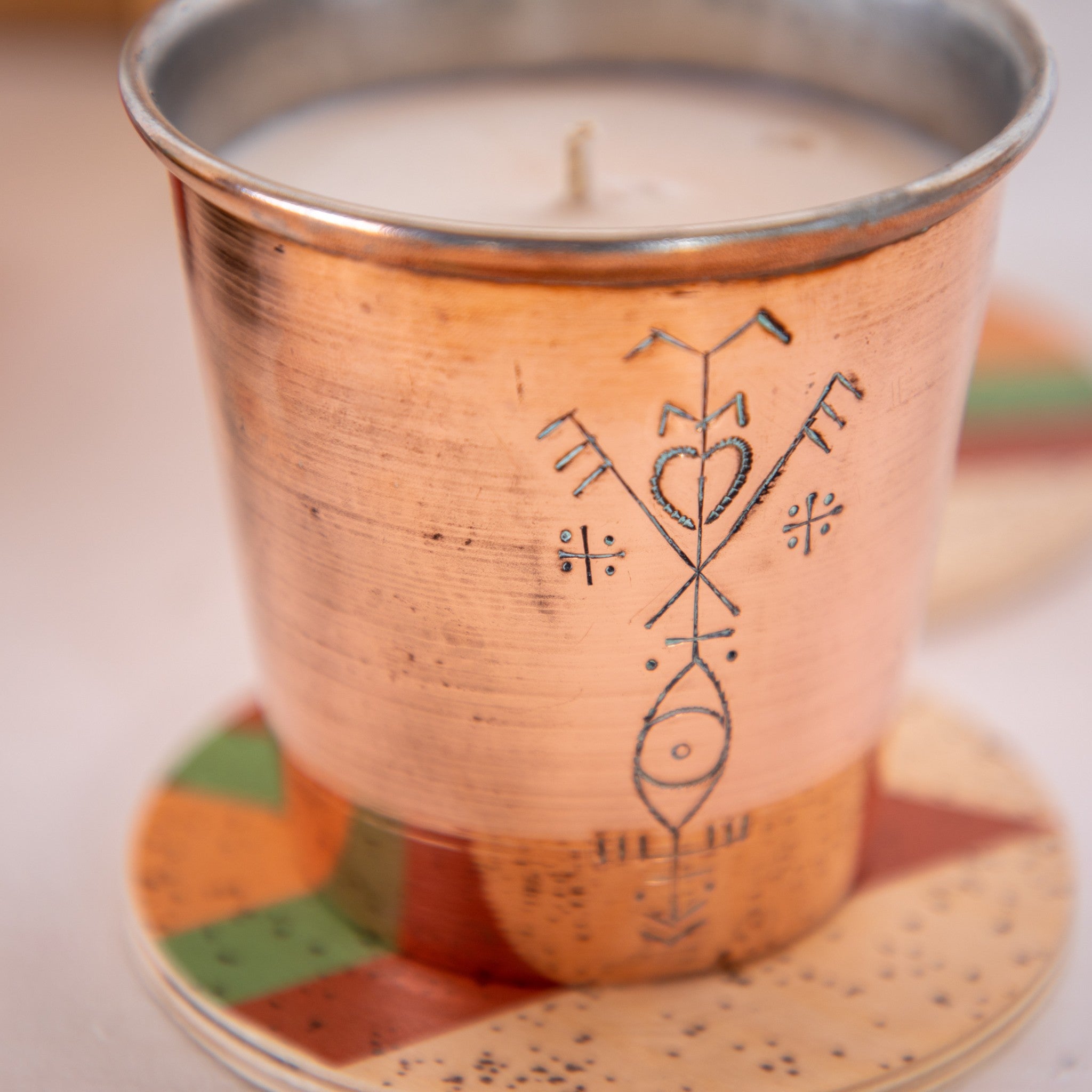 Trois bougies DATCHA en cuivre et à la fleur d'oranger avec couvercle en bois, fabriquées artisanalement au Maroc. Three orange blossom fragrance copper candles with wood lid, handmade in Morocco.