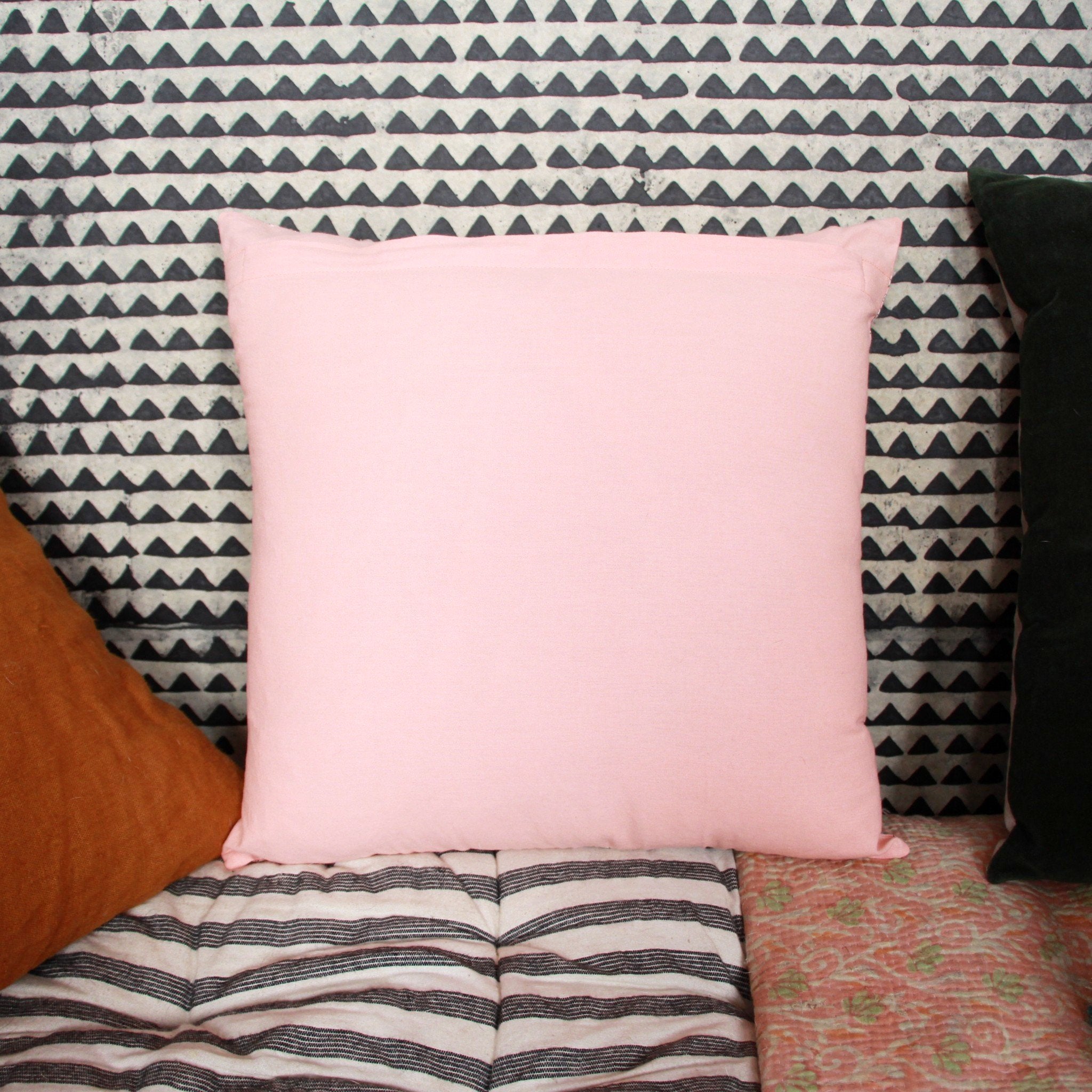 Coussin Jamini rose imprimé au tampon et rebrodé de fleurs - Pink blockprinted cushion and embroidered with flowers