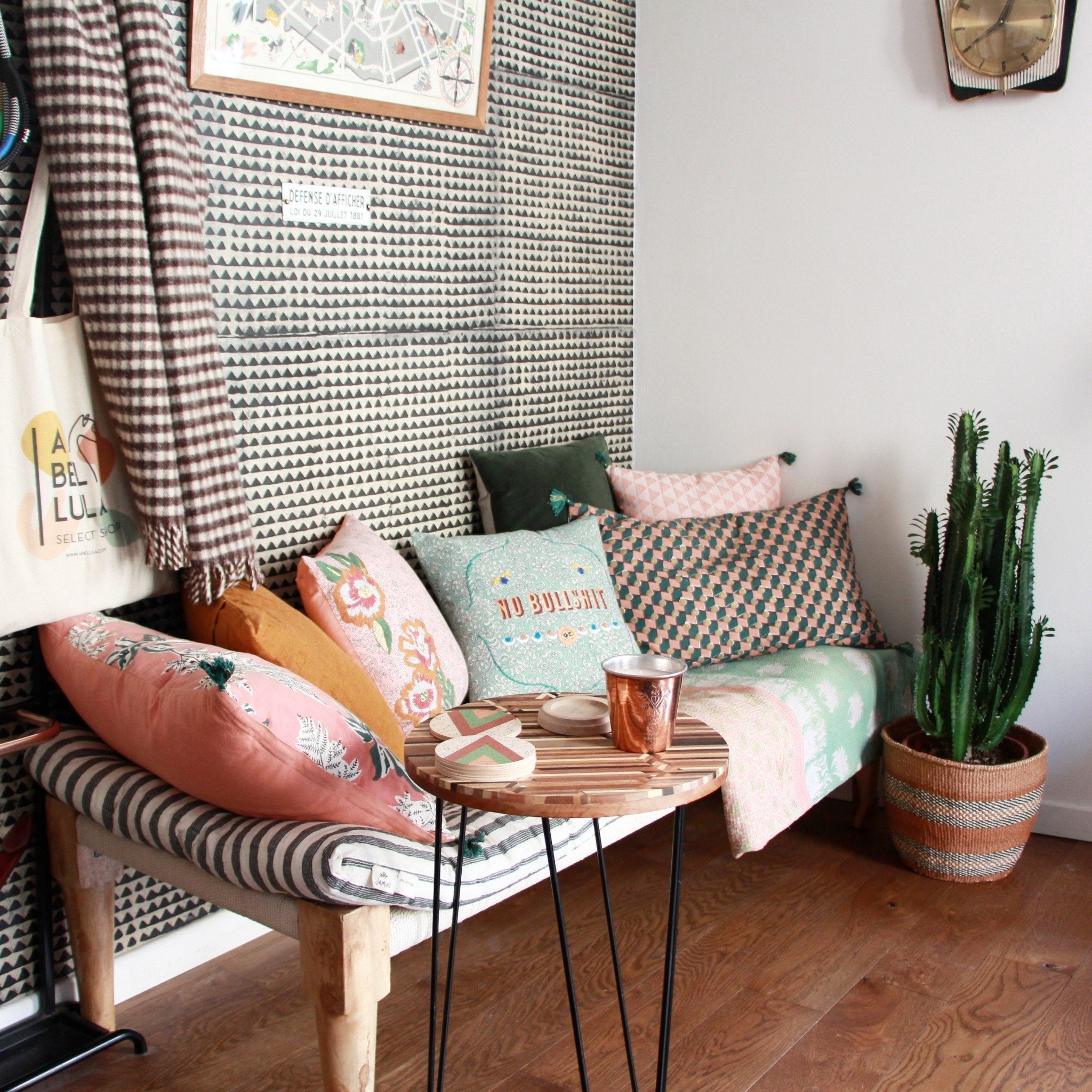 Coussin Jamini rose imprimé au tampon et rebrodé de fleurs - Pink blockprinted cushion and embroidered with flowers