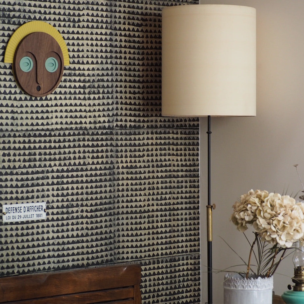 Décoration murale en bois, représentant un masque aux yeux jades et couronne jaune, en édition limitée par UMASQU. Wooden wall decoration, evoking an african mask with jade eyes and yellow crown made by UMASQU in limited edition.