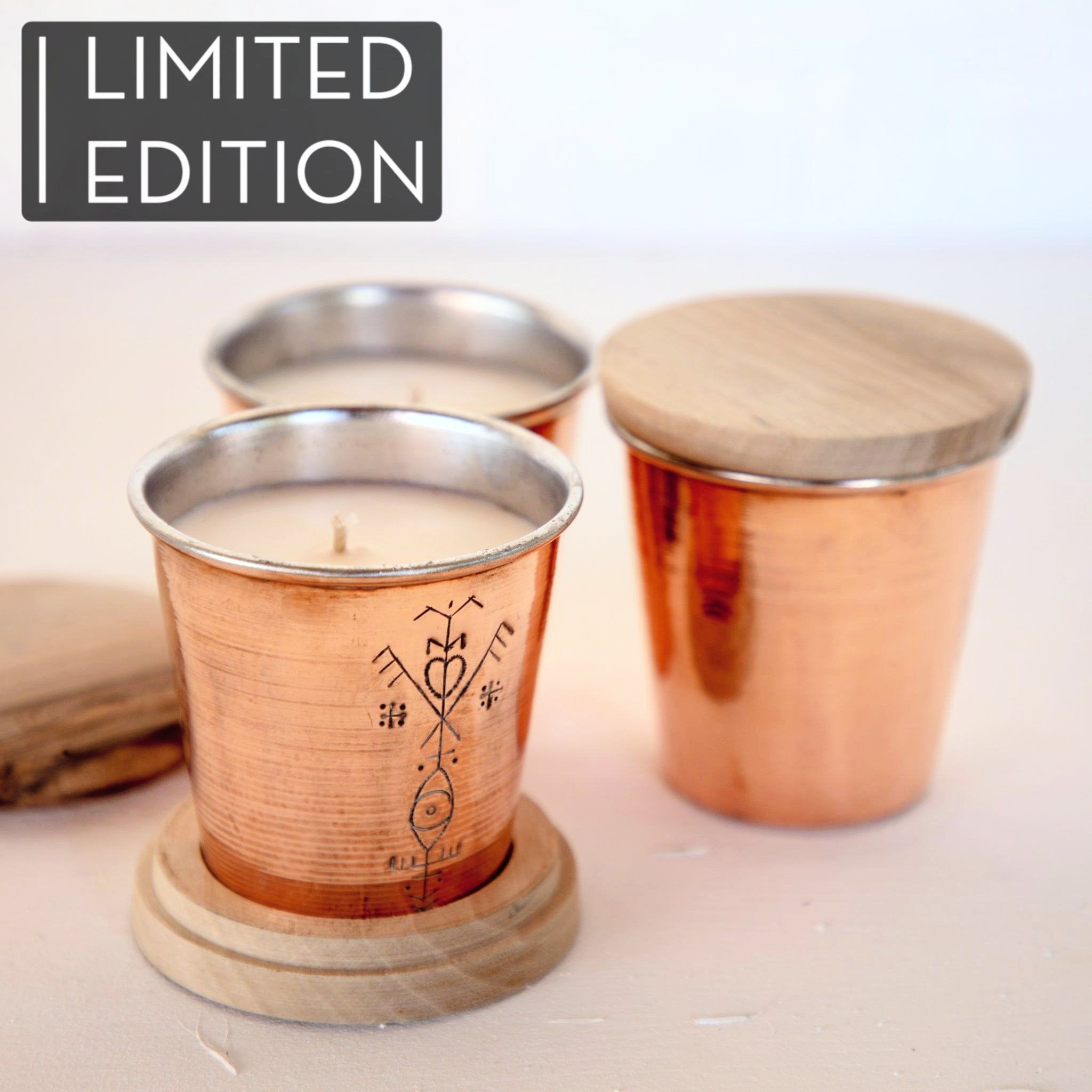 Trois bougies DATCHA en cuivre et à la fleur d'oranger avec couvercle en bois, fabriquées artisanalement au Maroc. Three orange blossom fragrance copper candles with wood lid, handmade in Morocco.
