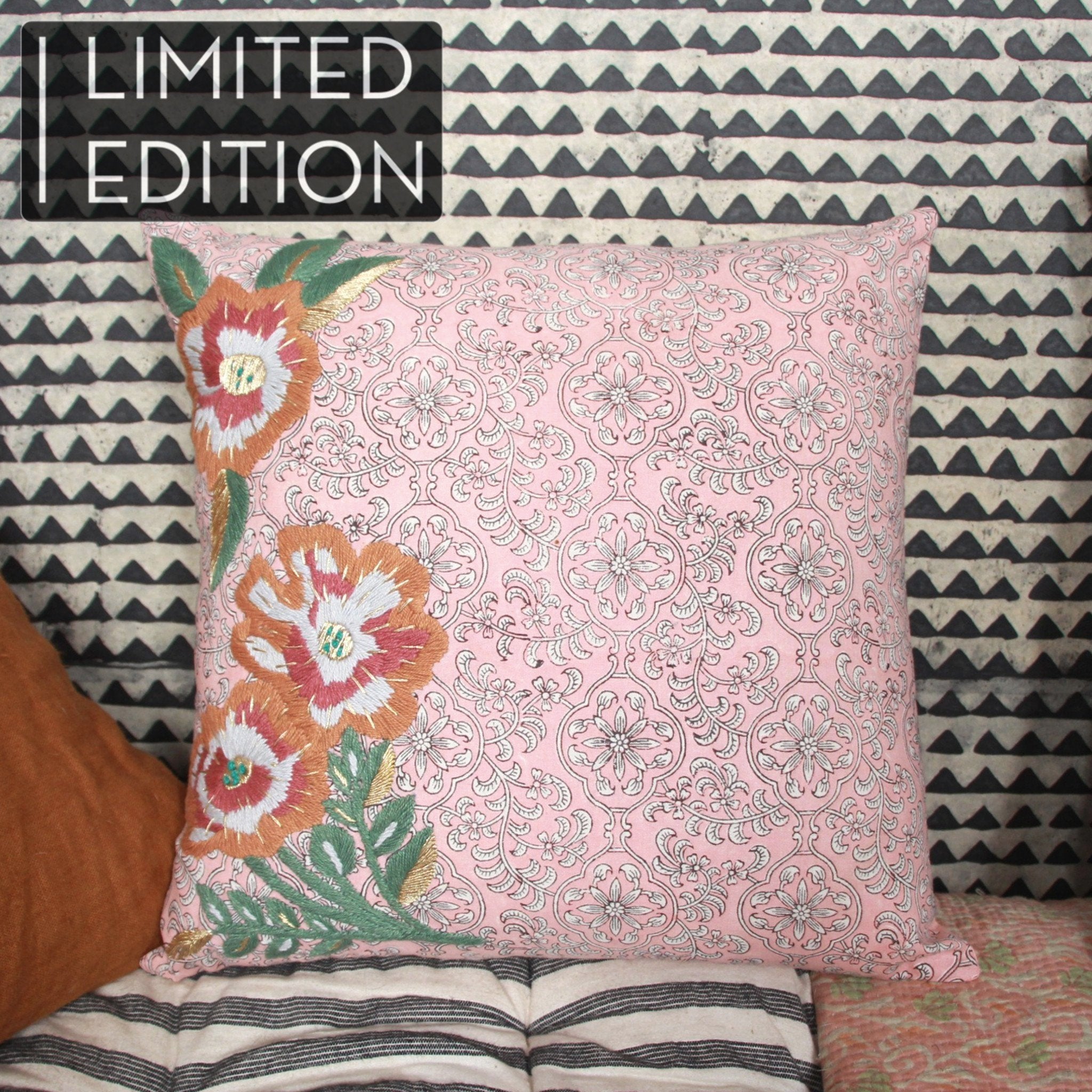 Coussin Jamini rose imprimé au tampon et rebrodé de fleurs - Pink blockprinted cushion and embroidered with flowers