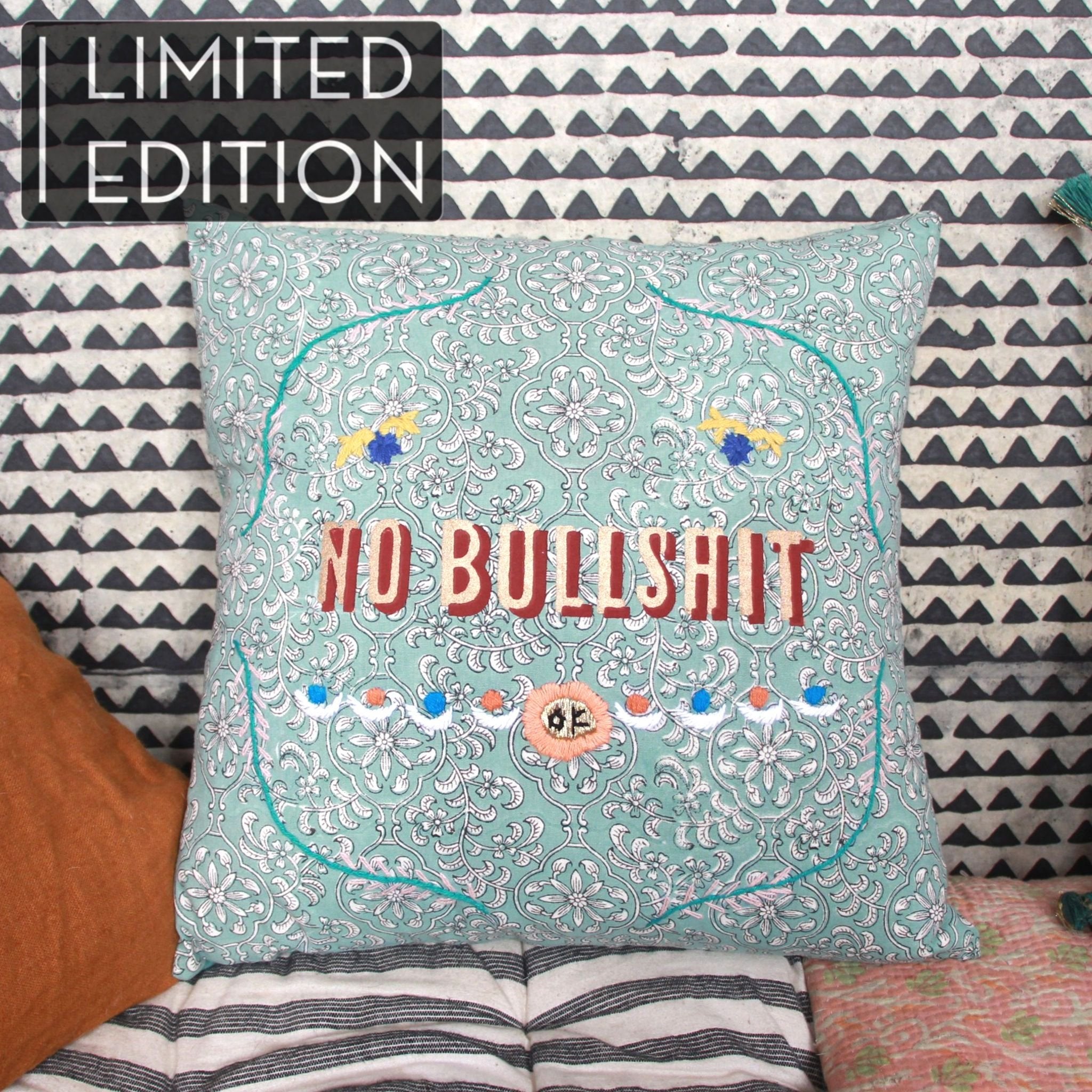 Coussin Jamini vert message imprimé au tampon "no bullshit" - Green Jamini cushion with blockprinted "no bullshit" message