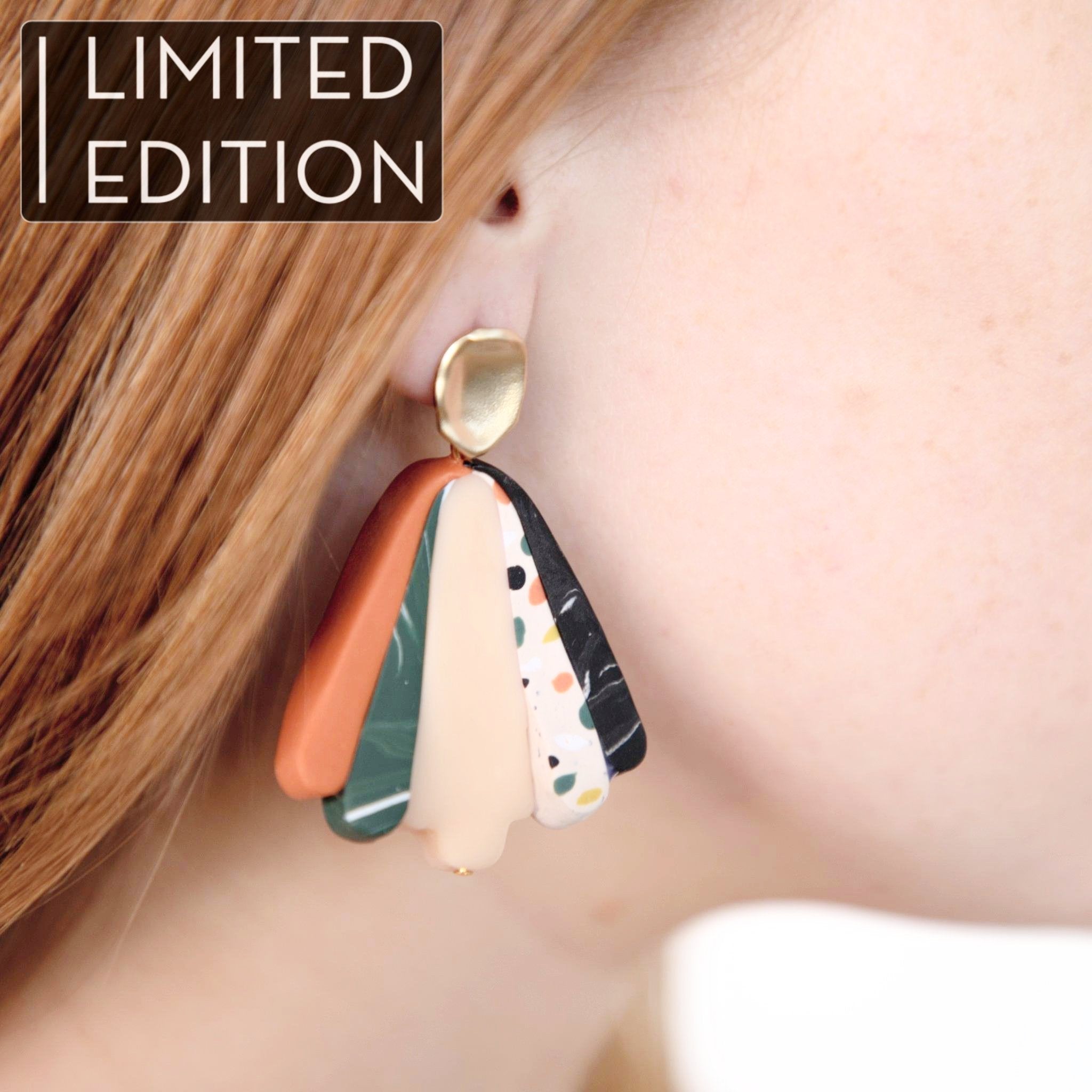 Boucles d'oreille composées de pétales de différentes couleurs, fabriquées à la main en Australie par la marque AACUTE. Multicolour petals made earrings handcrafted in Australia by the AACUTE brand.