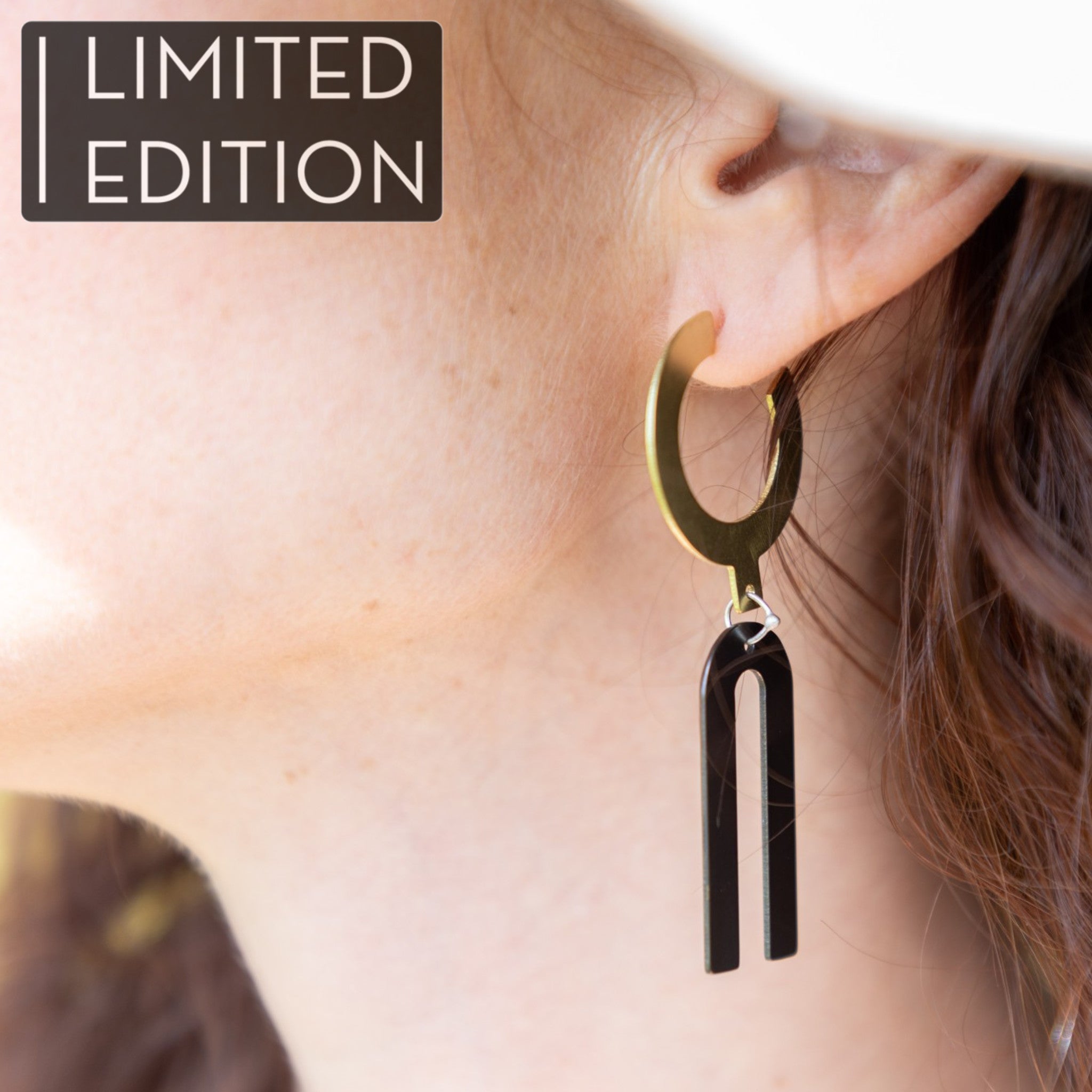 Boucles d'oreilles en laiton et laiton oxydé modèle exclusif arkhe avec des formes géométriques, réalisées en collaboration avec la créatrice de bijoux américaine Natalie Joy. Brass and oxydized brass earrings, exclusive arkhe style, developed in collaboration with American jewelry designer Natalie Joy.