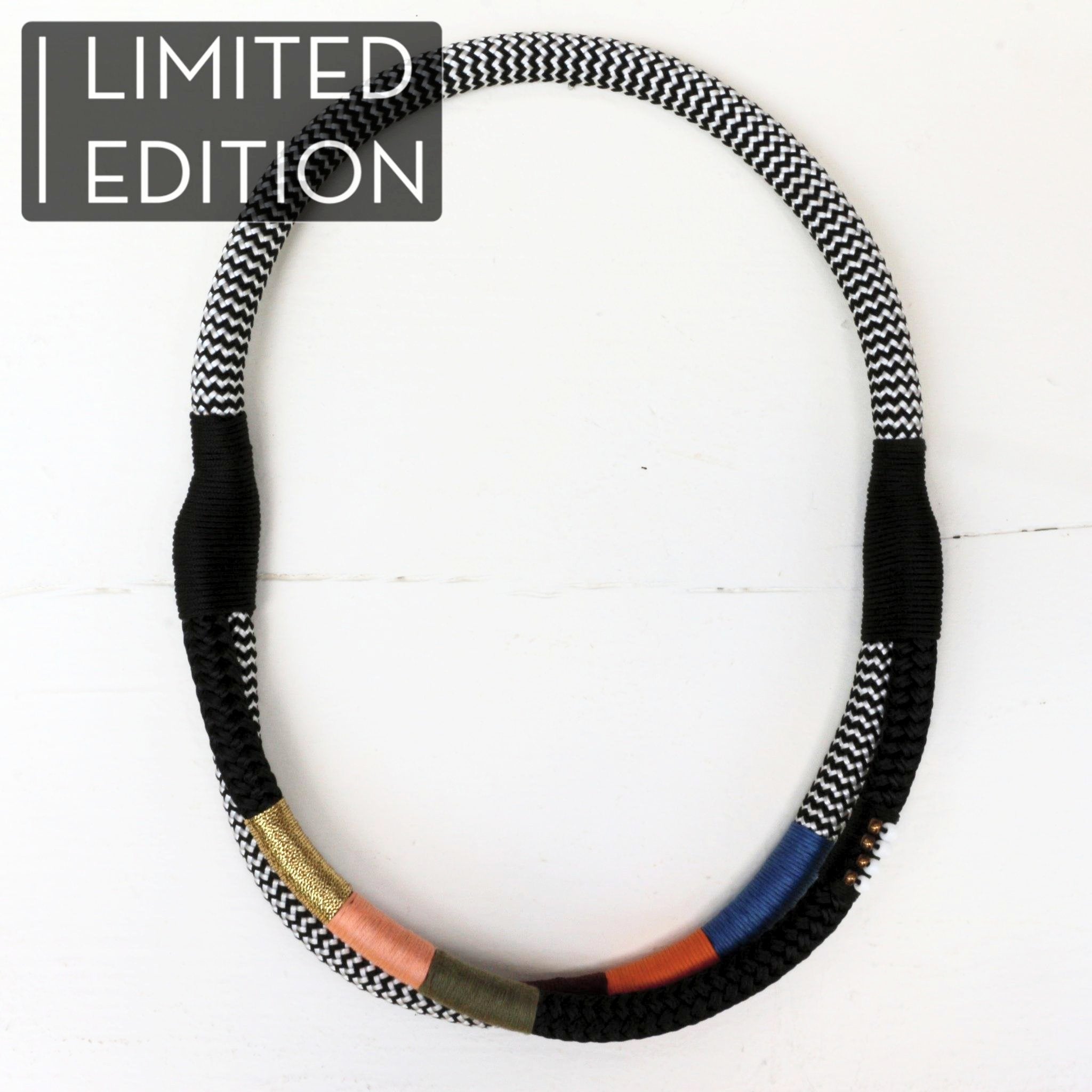 Collier inspiration africaine en corde nautique recouverte de fils multicolores réalisé en collaboration avec la marque sud-africaine Pichulik. African style necklace in nautical cords covered with multicolour threads and some beads made by Pichulik in South Africa.