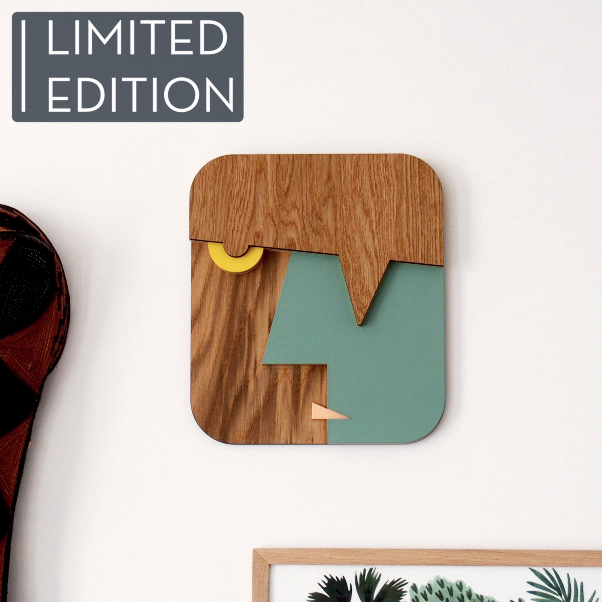 Décoration murale en bois, représentant un profil abstrait, esprit Picasso, en édition limitée par UMASQU. Wooden wall decoration, evoking an abstract profile, Picasso inspired, made by UMASQU in limited edition.