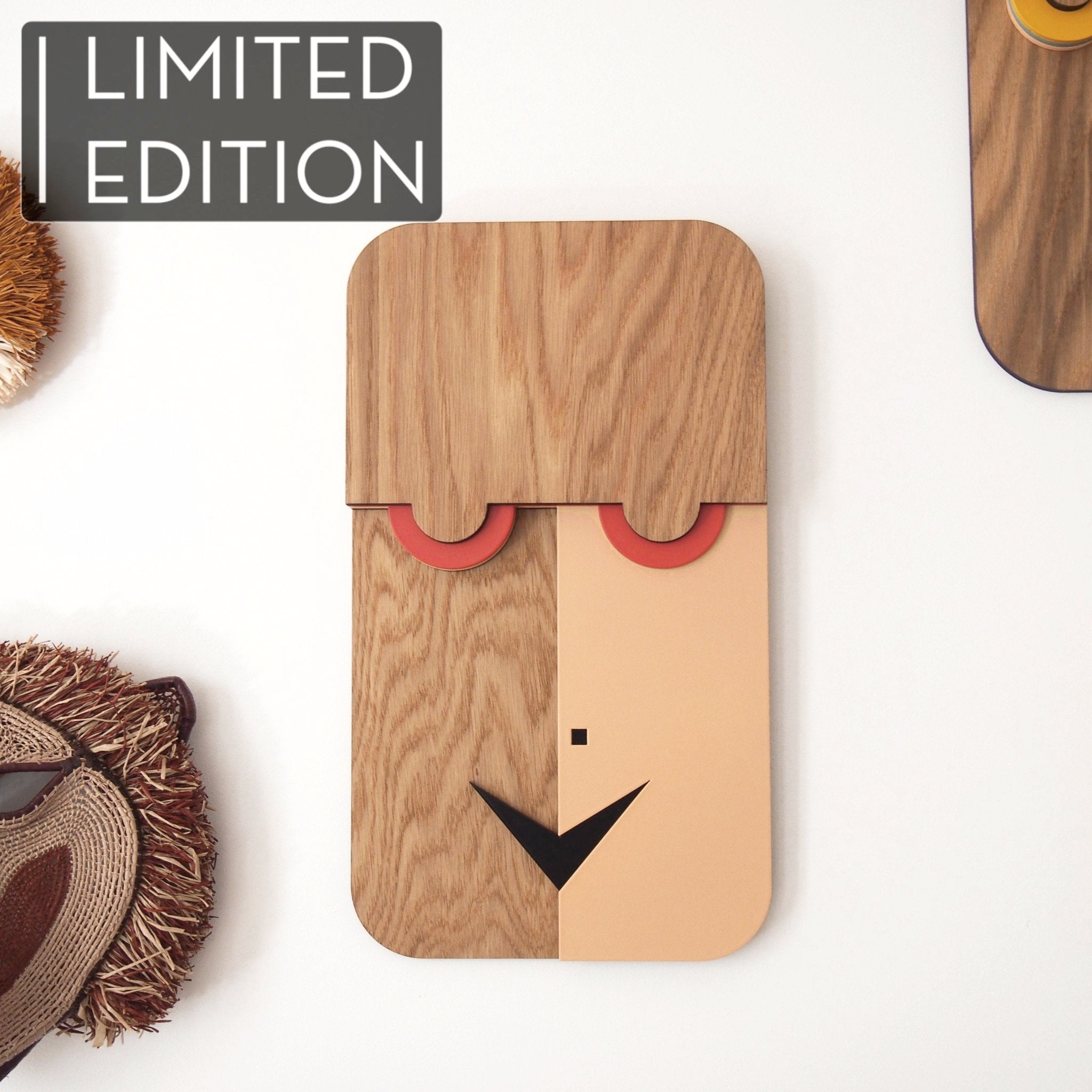 Décoration masque en bois, représentant un profil abstrait, esprit Picasso, en édition limitée par UMASQU. Wooden wall decoration, evoking an abstract profile, Picasso inspired, made by UMASQU in limited edition.