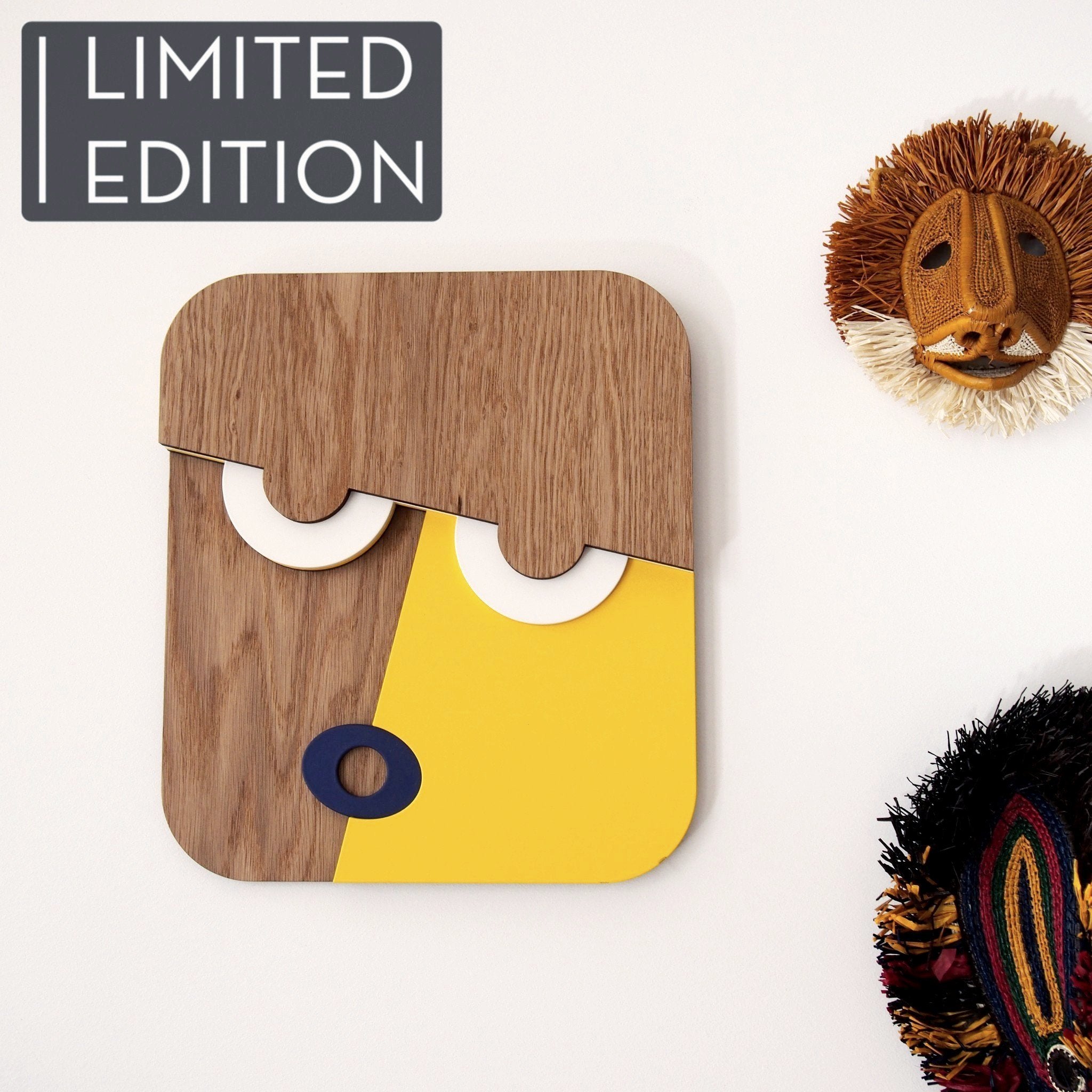 Décoration masque en bois, représentant un profil abstrait, esprit Picasso, en édition limitée par UMASQU, couleur jaune soleil. Wooden wall decoration, evoking an abstract profile, Picasso inspired, made by UMASQU in limited edition, sun yellow.