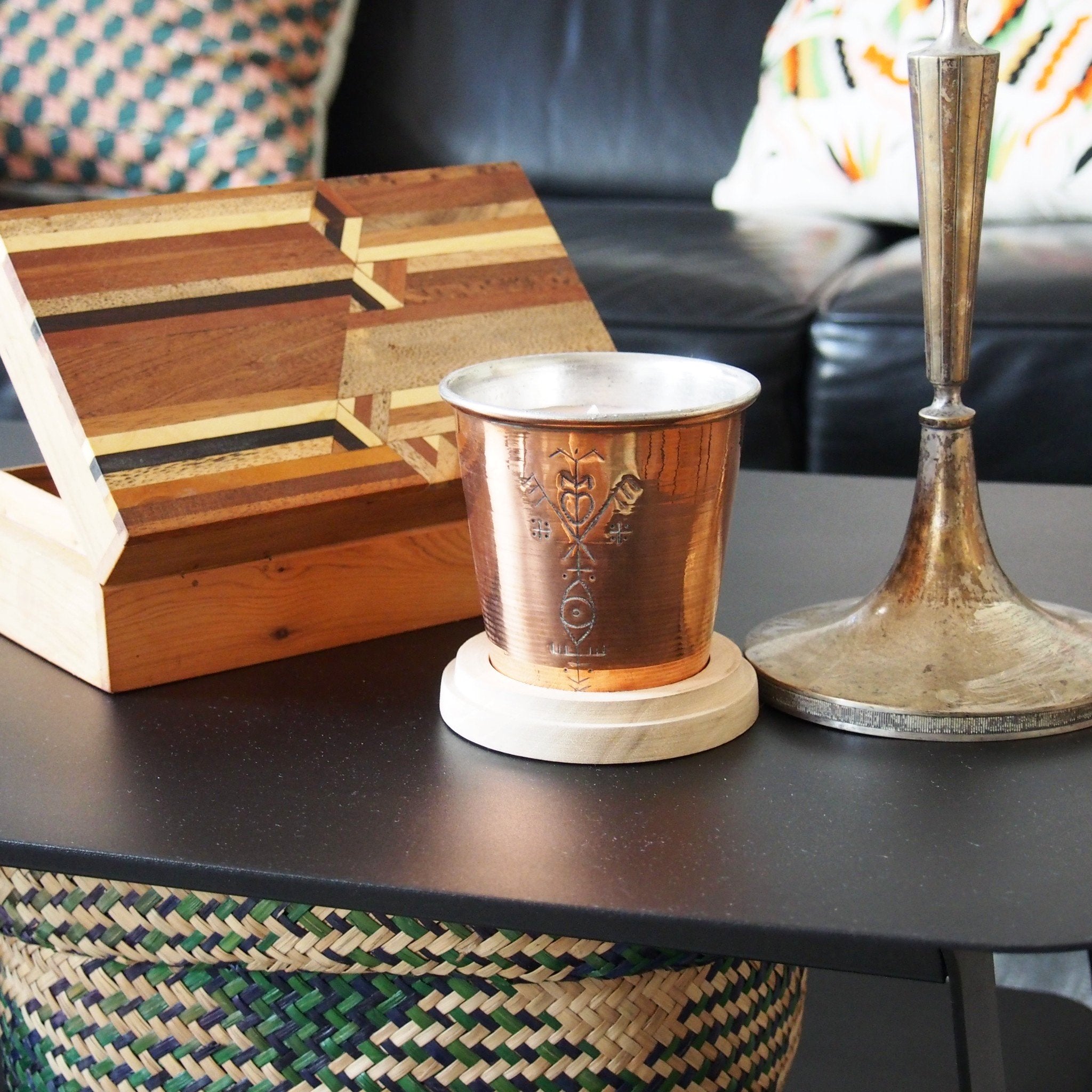 Boîte en marqueterie de bois fabriquée au Maroc, design original avec des motifs géométriques. Peut servir de boîte à bijoux ou boîte à cigares. Vue du dessus. Wooden marquetry box made in Morocco, original modern design, can be used as jewellery or cigar box.