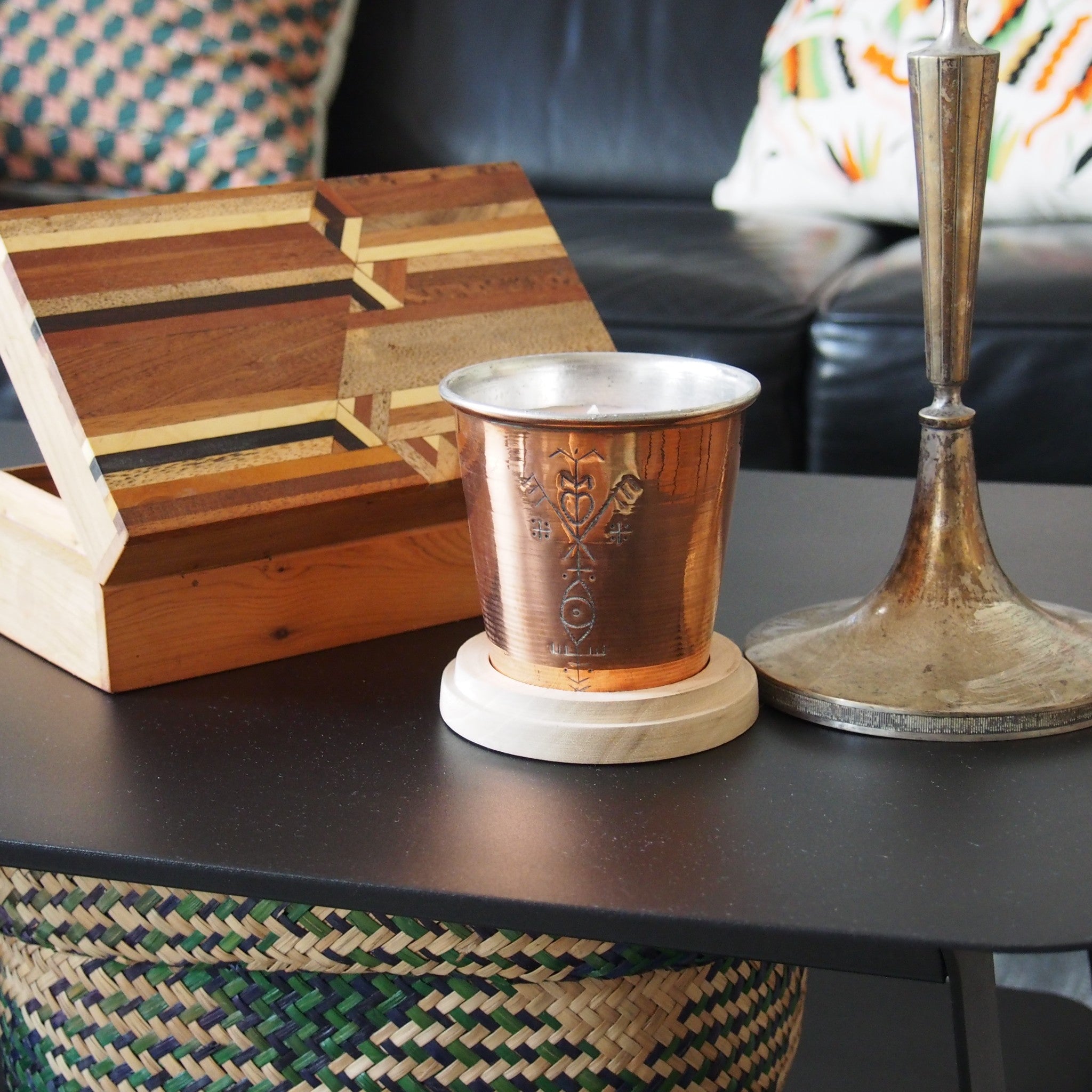 Trois bougies DATCHA en cuivre et à la fleur d'oranger avec couvercle en bois, fabriquées artisanalement au Maroc. Three orange blossom fragrance copper candles with wood lid, handmade in Morocco.