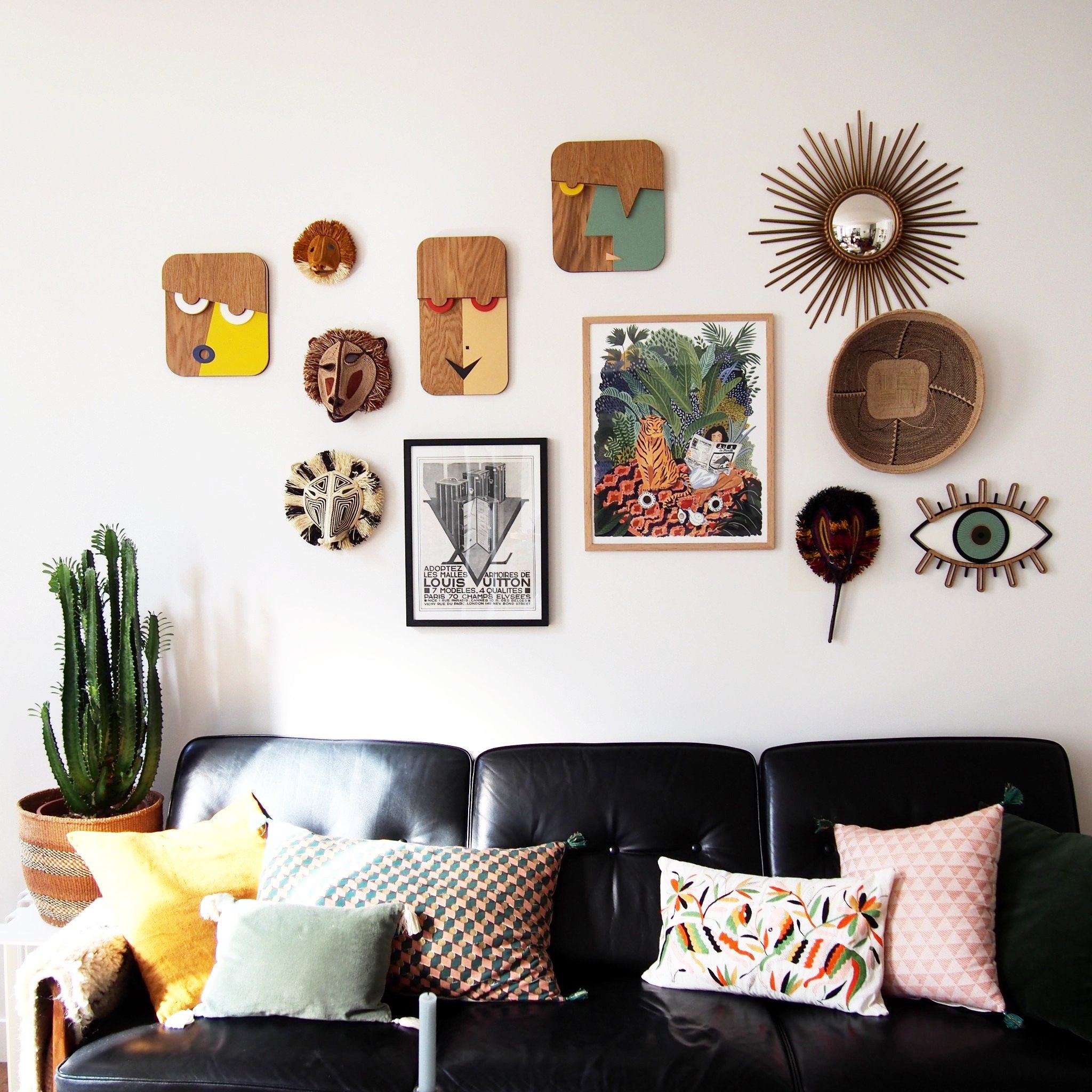 Décoration murale en bois, représentant un masque aux yeux jades et couronne jaune, en édition limitée par UMASQU. Wooden wall decoration, evoking an african mask with jade eyes and yellow crown made by UMASQU in limited edition.