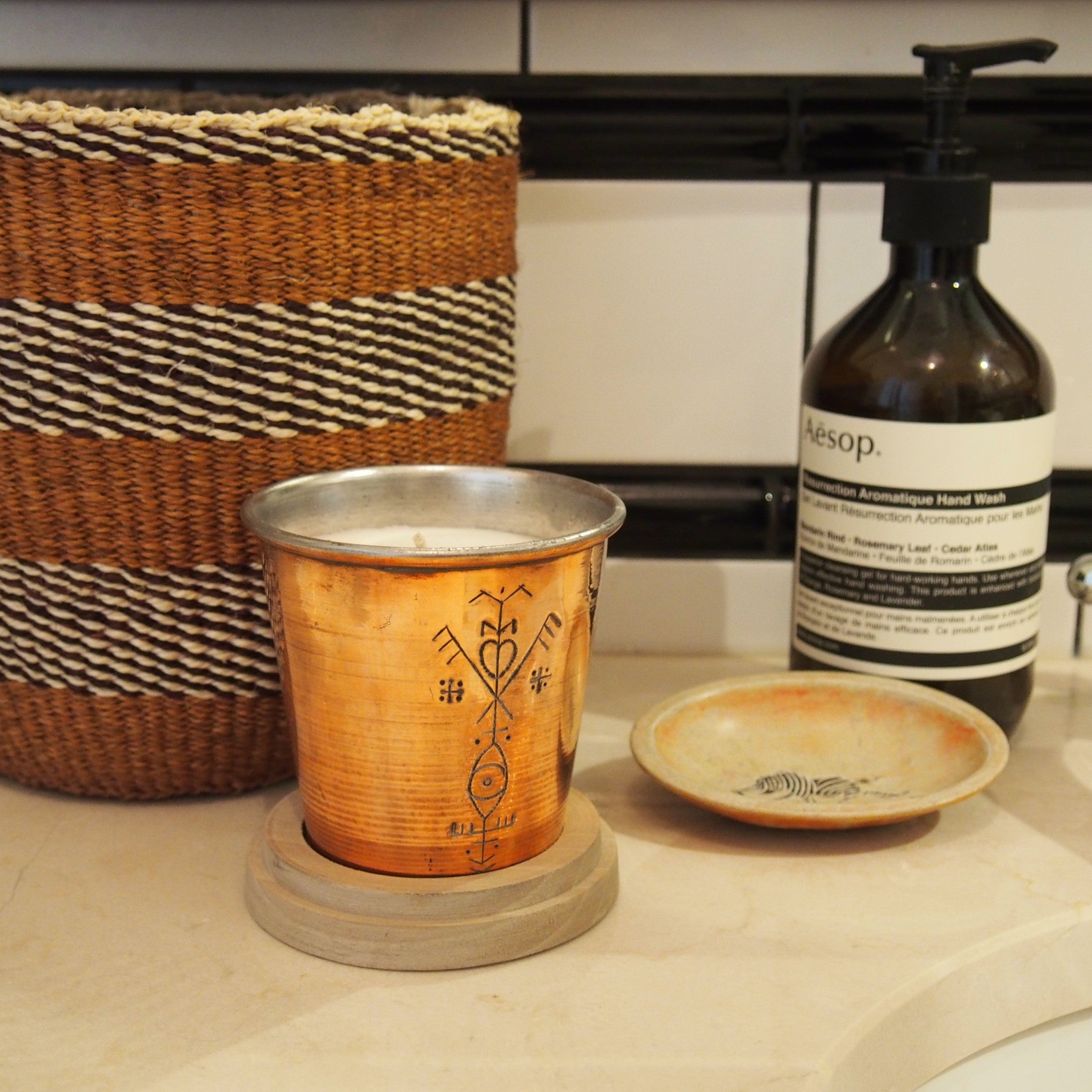 Trois bougies DATCHA en cuivre et à la fleur d'oranger avec couvercle en bois, fabriquées artisanalement au Maroc. Three orange blossom fragrance copper candles with wood lid, handmade in Morocco.