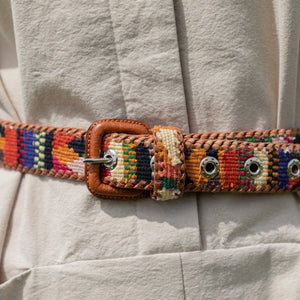 Ceinture du Guatemala en cuir dessin naïf multicolore portée par dessus une combinaison beige - Multicolour aztec naive pattern Guatemala leather belt worn over a beige jumpsuit