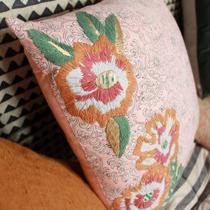 Coussin Jamini rose imprimé au tampon et rebrodé de fleurs - Pink blockprinted cushion and embroidered with flowers